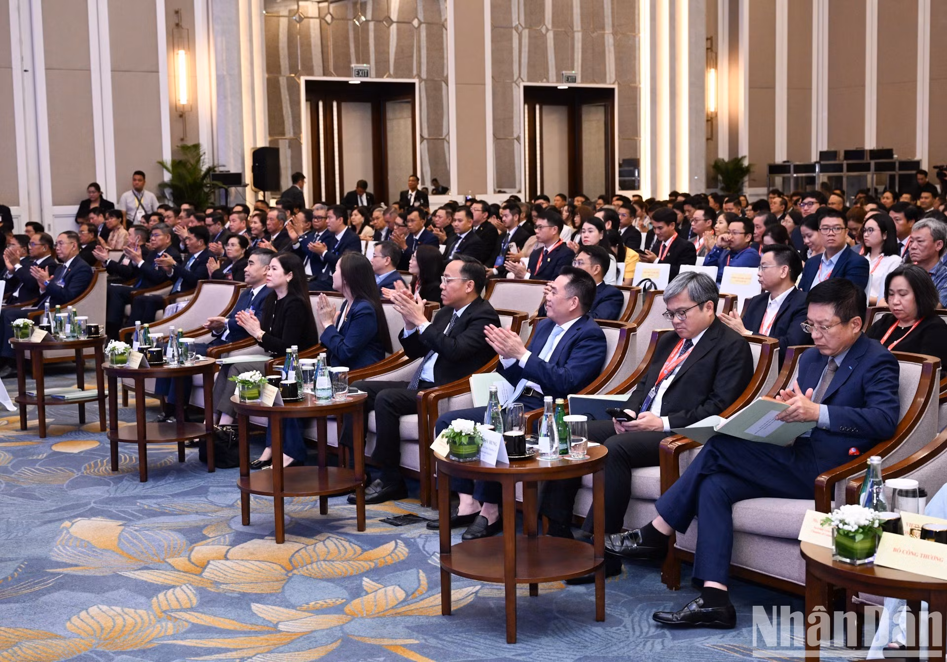 Representantes de ministerios, sectores y empresas de Vietnam.