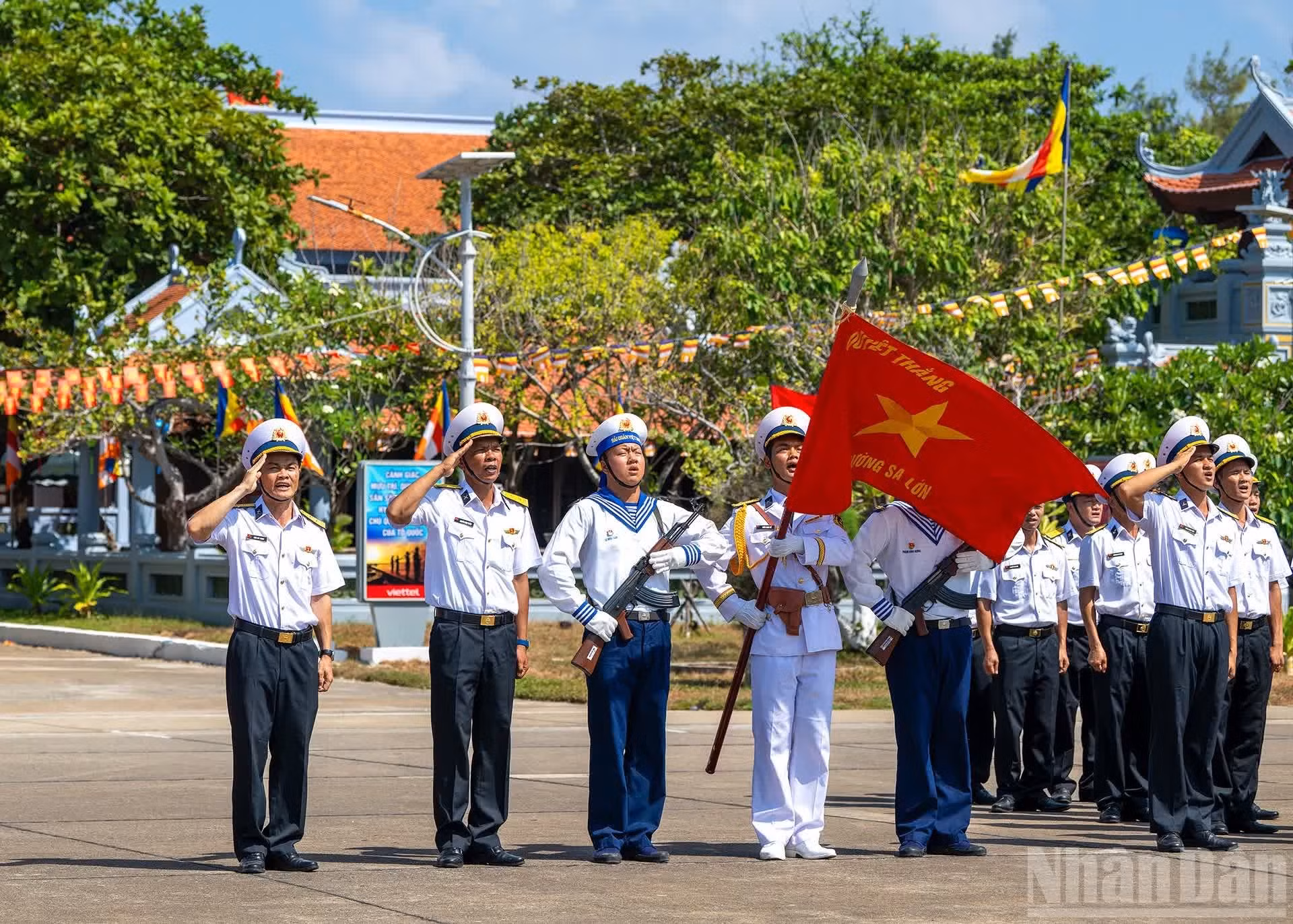 La bandera militar “Quyet thang” (Decididos a vencer) flamea en el acto.