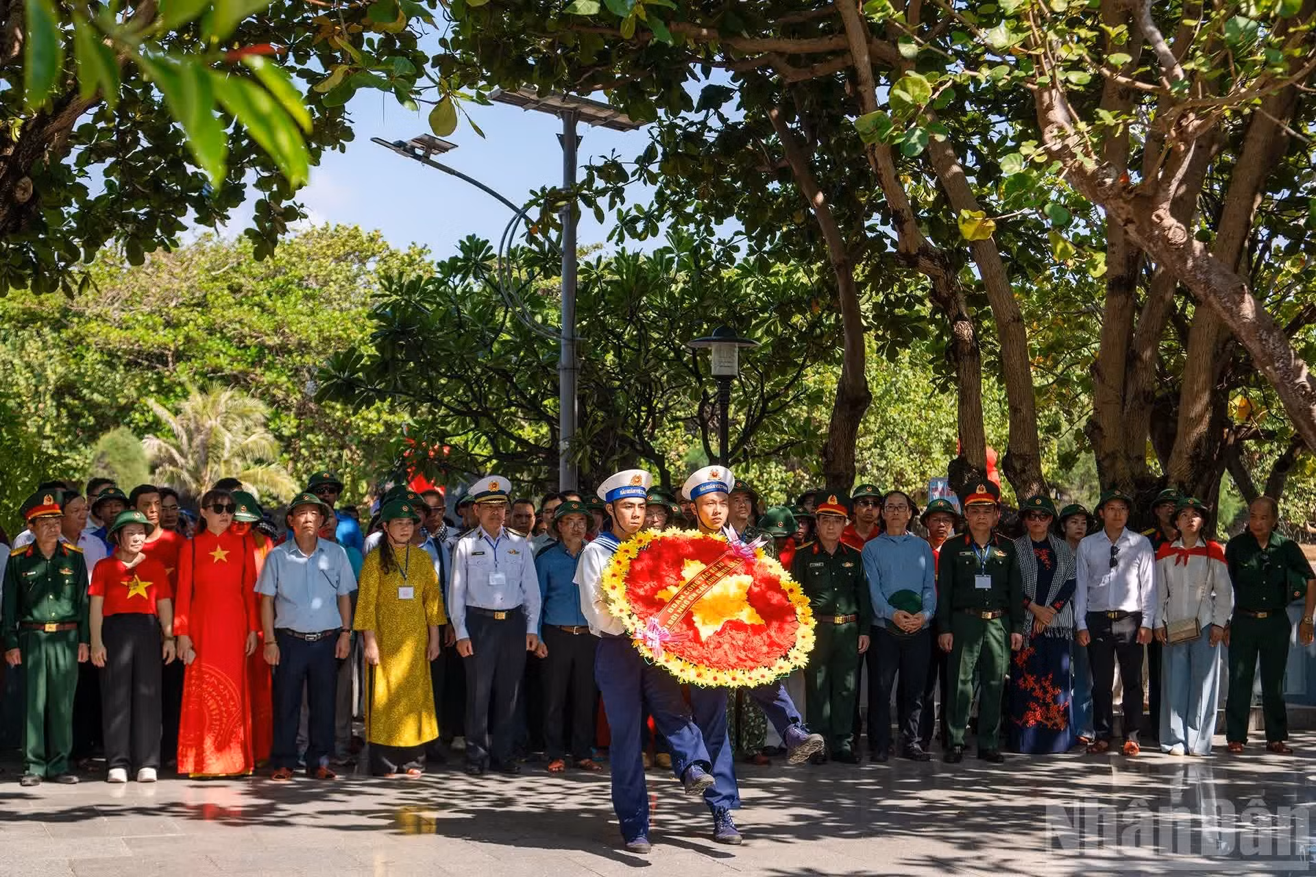 La delegación de trabajo deposita una ofrenda floral en el Monumento a los Combatientes caídos en la isla de Truong Sa.