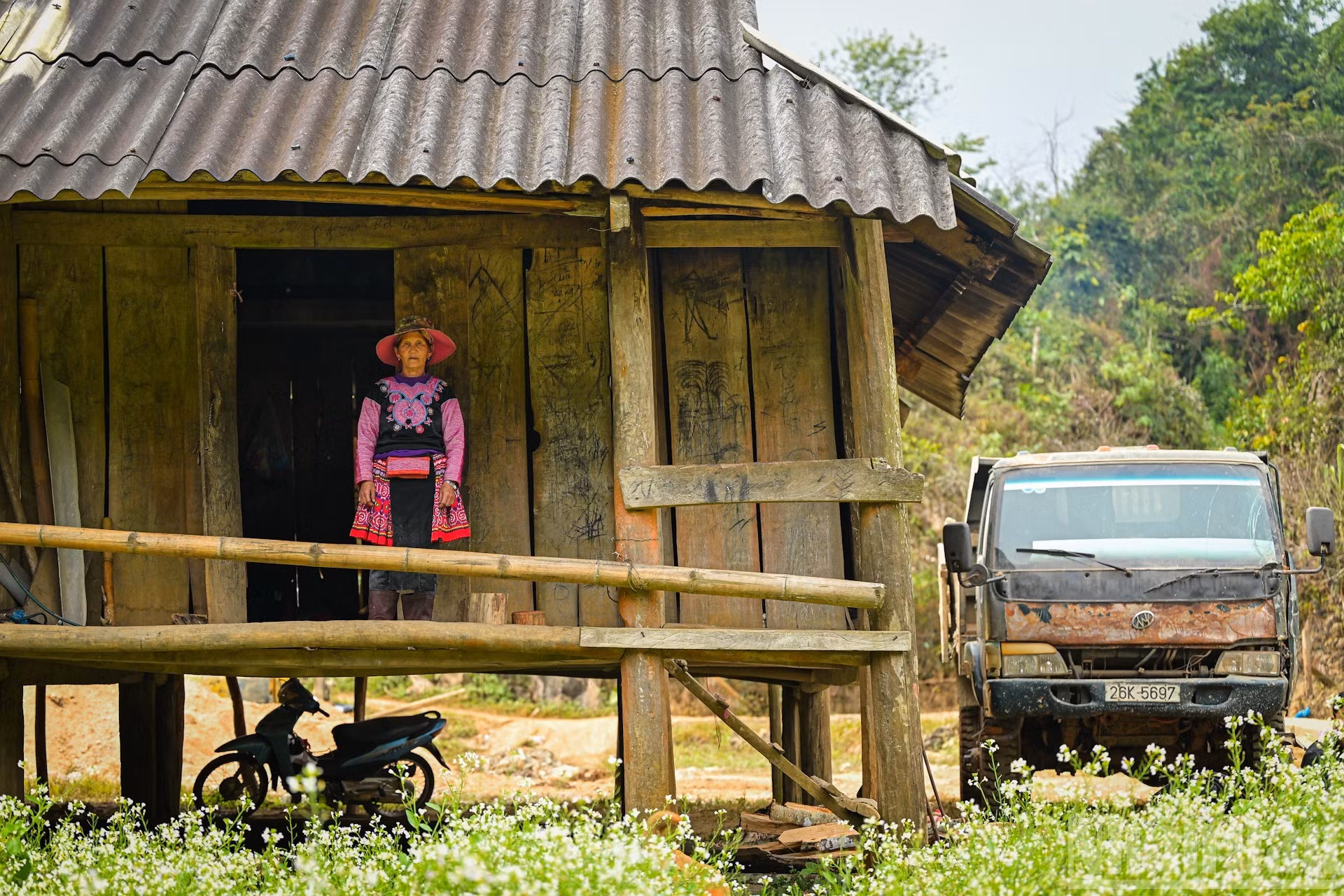 Vang Thi De, una aldeana, compartió que desde que se abren al turismo, las familias locales ya no solo dependen de la agricultura. Ahora ganan más gracias a la prestación de servicios a los visitantes y la vida les resulta más cómoda.