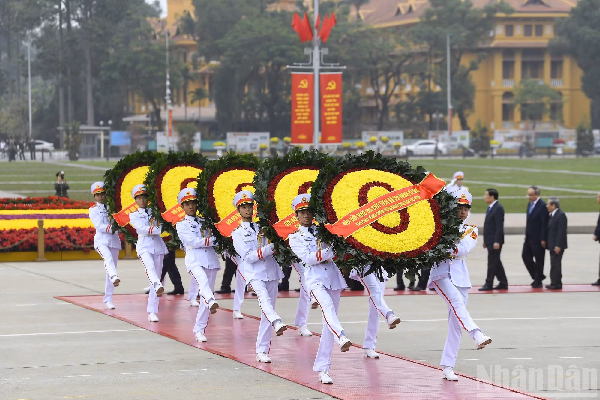 La ofrenda floral lleva la frase: “Infinita gratitud al gran Presidente Ho Chi Minh”.