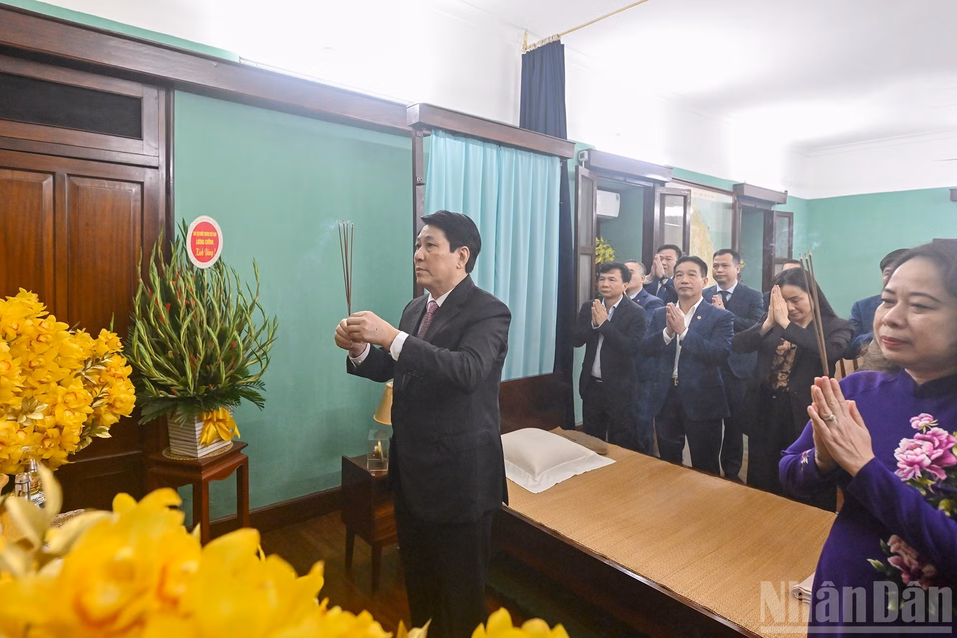 El presidente Luong Cuong, junto con la vicepresidenta del país, Vo Thi Anh Xuan, y otros delegados, en el acto de homenaje.