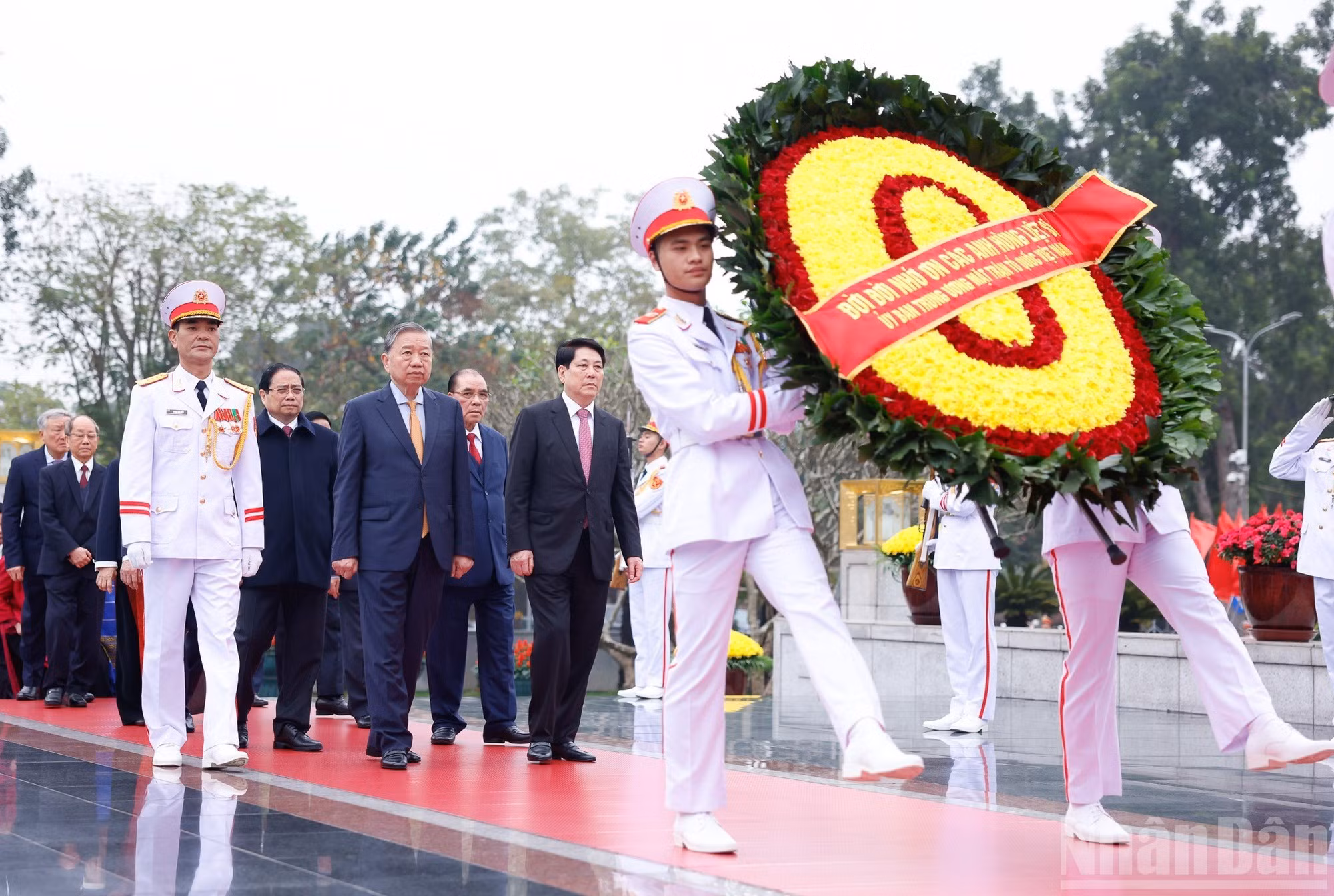 La delegación de dirigentes y exdirigentes del Partido y del Estado efectúa el acto de tributo en el Monumento a los Márties de guerra en la calle de Bac Son.