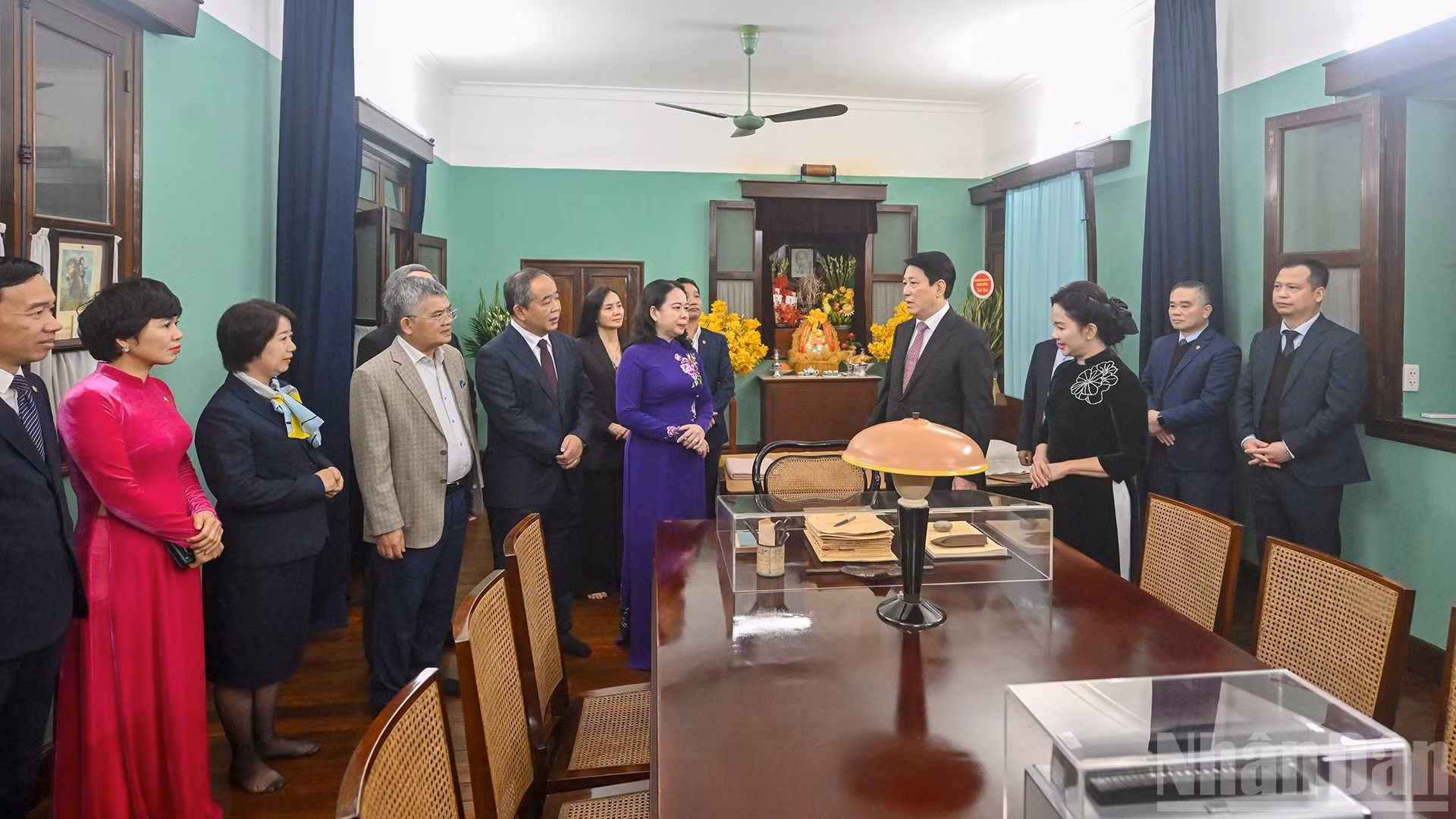 El presidente de Vietnam, Luong Cuong; la vicepresidenta del país, Vo Thi Anh Xuan, y empleados en el sitio histórico de Casa 67.