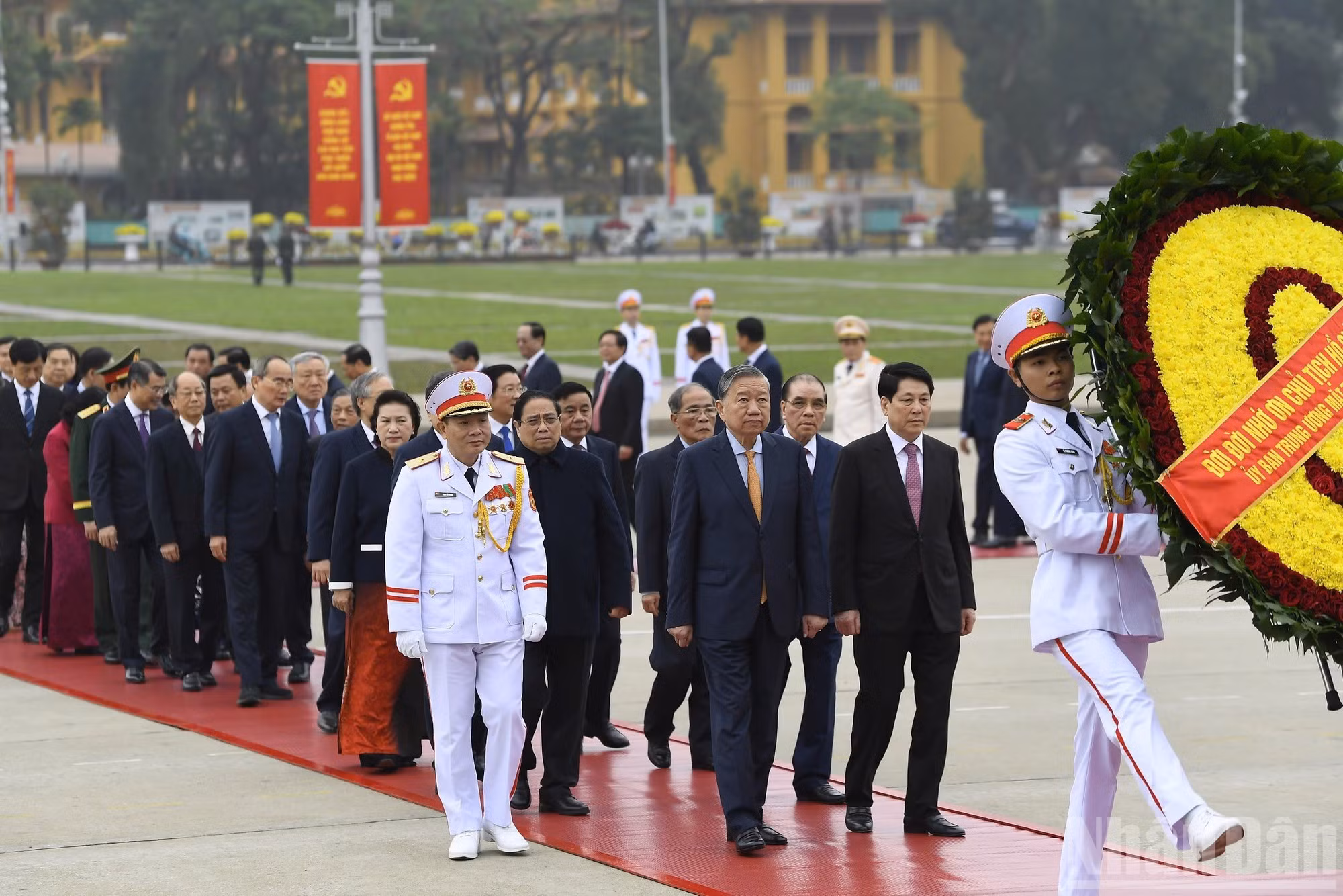 La delegación de dirigentes y exdirigentes del Partido y del Estado avanza hacia el Mausoleo del Presidente Ho Chi Minh.