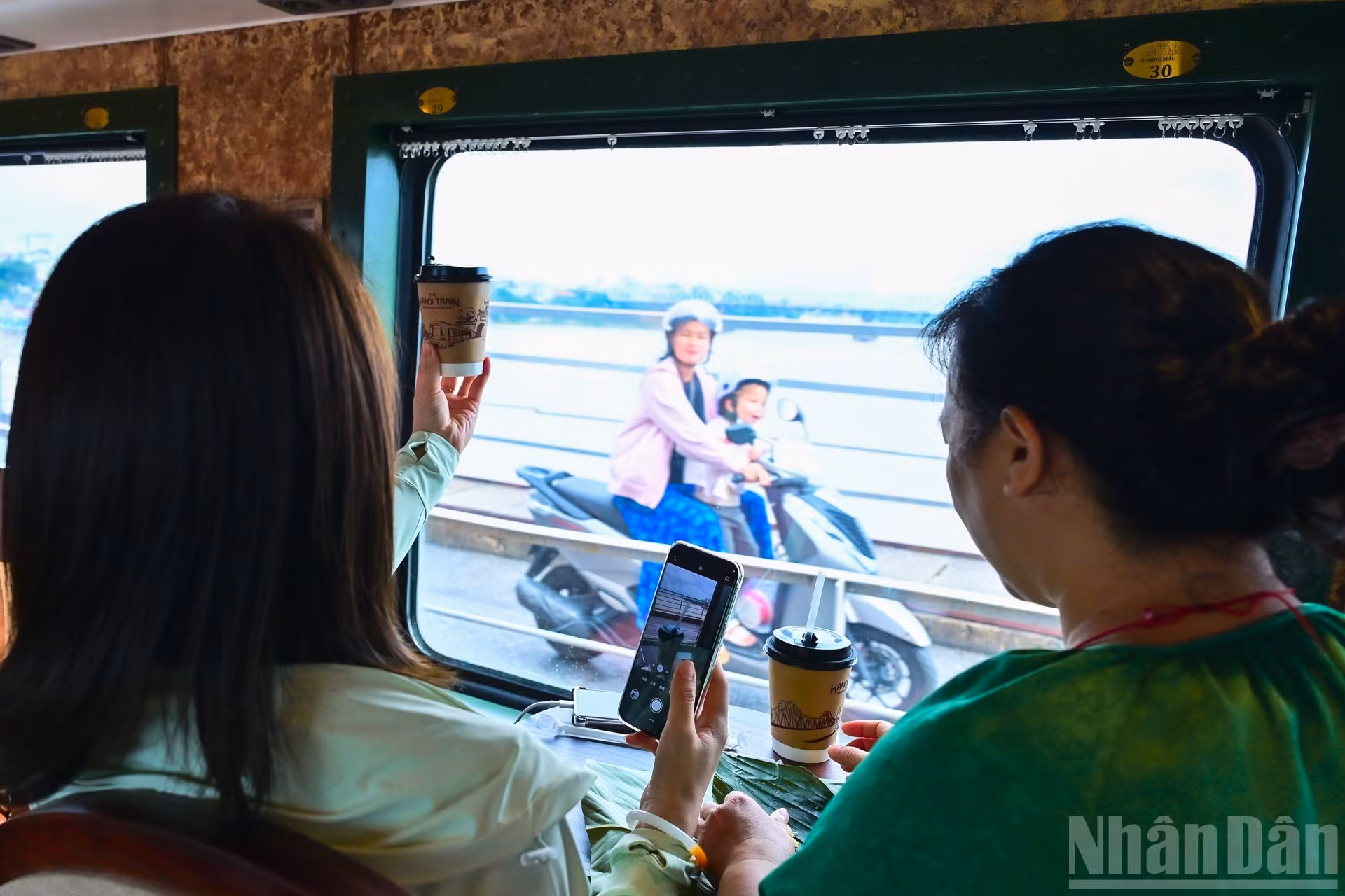 Turistas chinos fascinados con el recorrido cultural por la capital vietnamita.