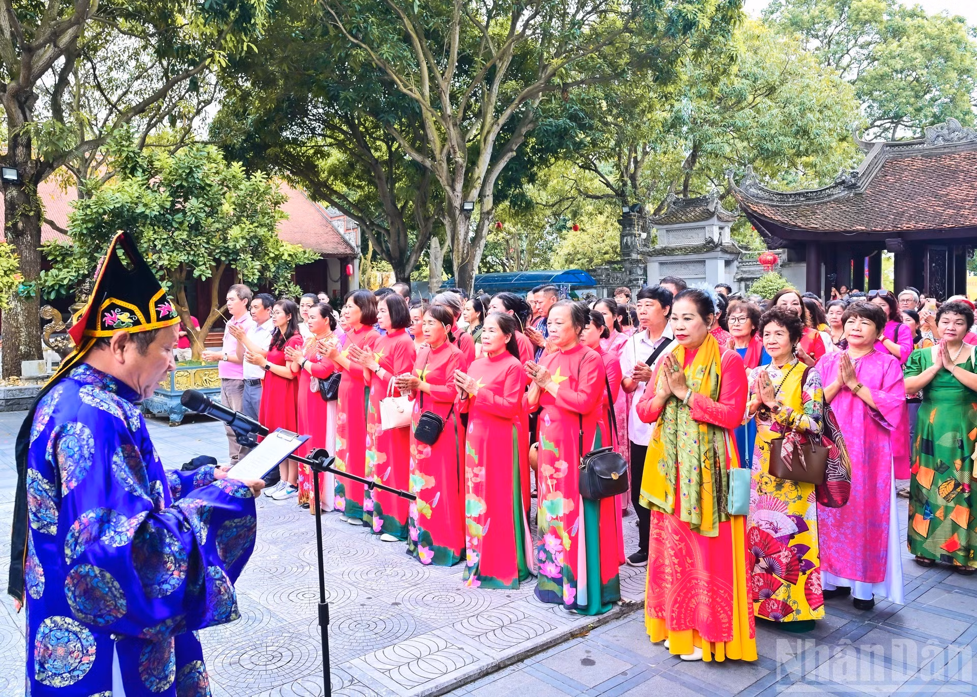Una de las paradas es el templo de Do, en Bac Ninh, el lugar de veneración a ocho reyes de la dinastía feudal Ly (1009-1225).