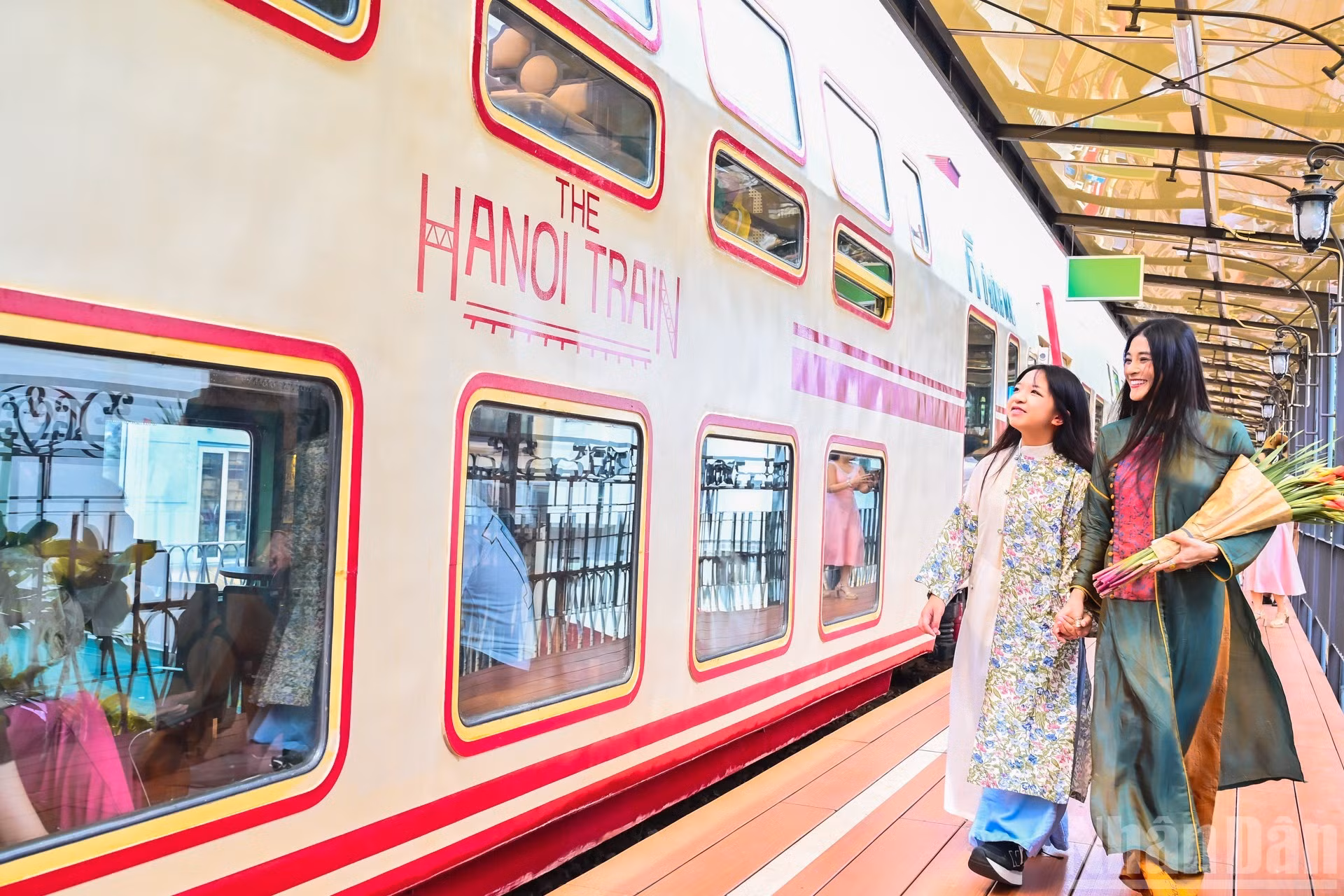 [Foto] Turistas fascinados por ruta ferroviaria a las cinco puertas de Hanói