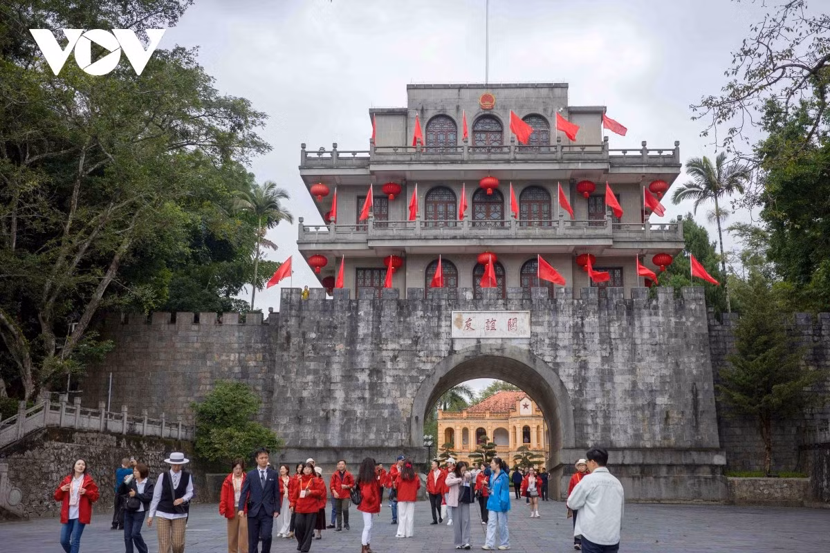 Youyi Guan se encuentra en el municipio de Pingxiang, en la Región Autónoma Zhuang de Guangxi, en China. Junto a su similar vietnamita, ubicado en la aldea de Huu Nghi, en la provincia de Lang Son, conforma una arteria limítrofe entre los dos países.