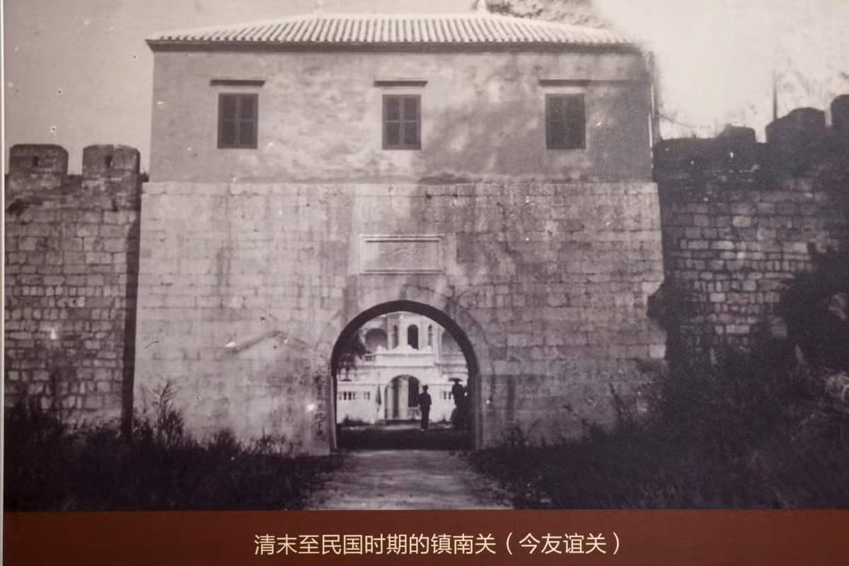 Youyi Guan se encuentra en el municipio de Pingxiang, en la Región Autónoma Zhuang de Guangxi, en China. Junto a su similar vietnamita, ubicado en la aldea de Huu Nghi, en la provincia de Lang Son, conforma una arteria limítrofe entre los dos países. Existente desde la dinastía Han (206 a. C.-220 d. C.), este puerto es uno de los nueve pasos famosos de la antigua China. Entre los numerosos nombres que ha tenido a lo largo de la historia, el más recordado es el de Zhennanguan, que se le confirió en 1428 bajo la dinastía Ming. En 1965 fue renombrado Youyi (literalmente “amistad” y en vietnamita “Huu Nghi”). (Foto de archivo)