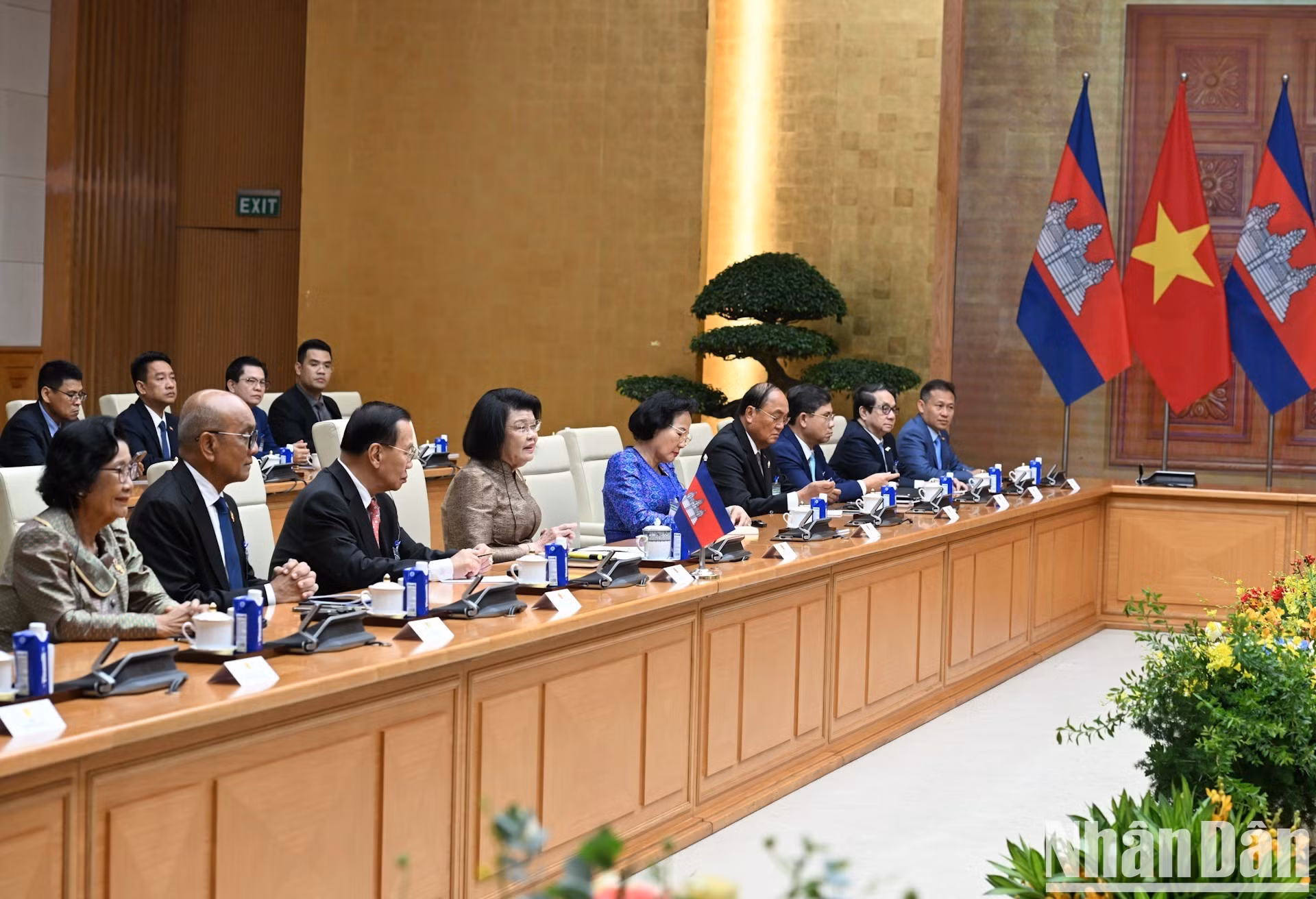 La máxima legisladora de Camboya y sus acompañantes.