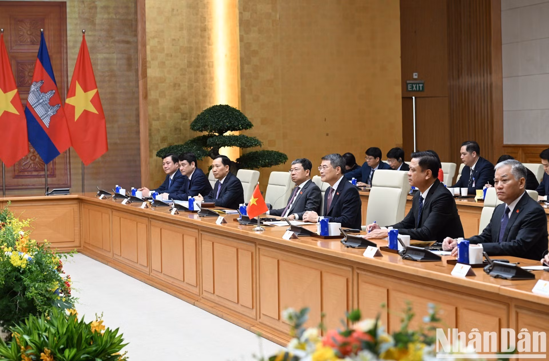 El premier Le Minh Hung y miembros del Gobierno vietnamita en la reunión.