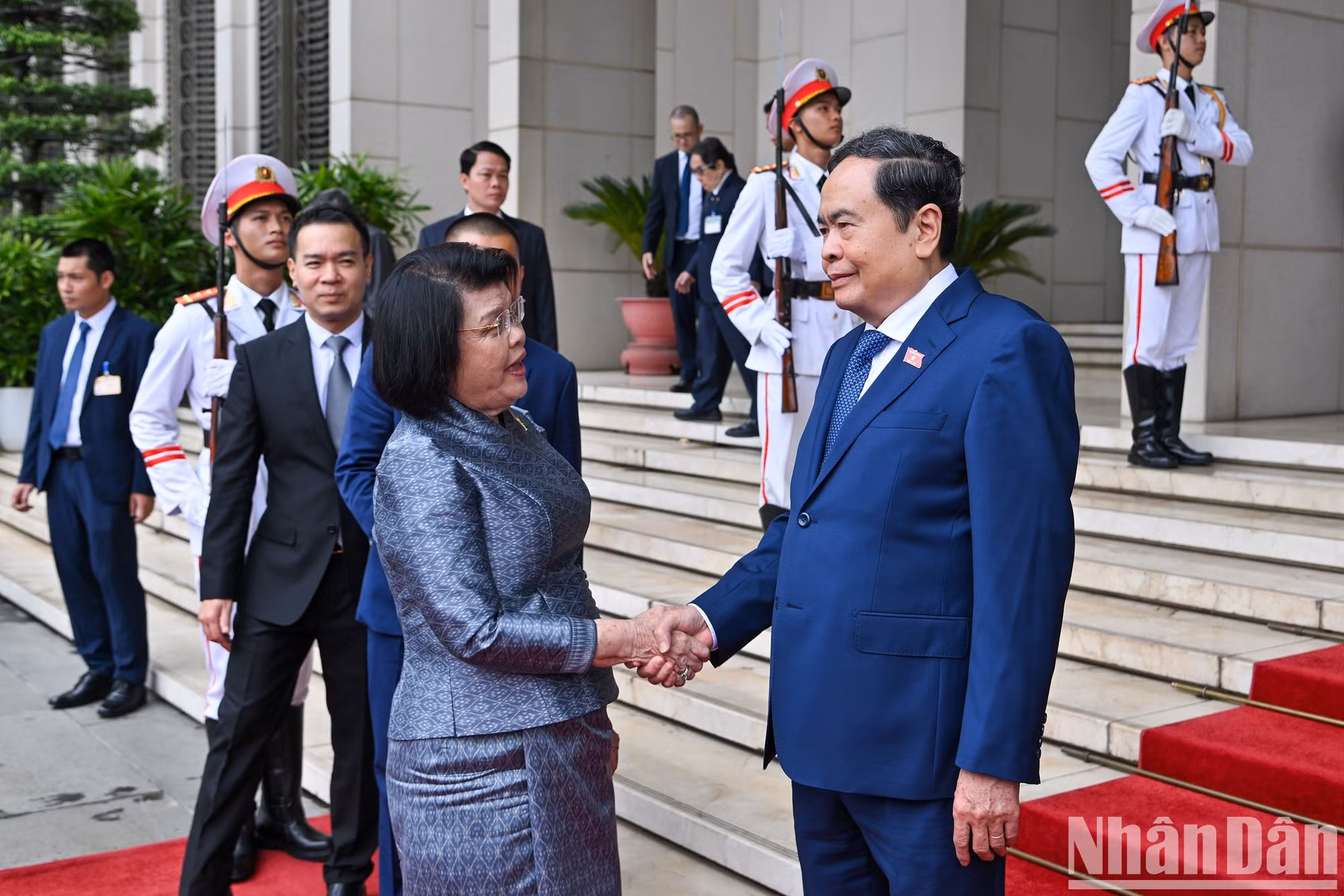 El presidente de la Asamblea Nacional de Vietnam, Tran Thanh Man, se despide de su homóloga camboyana, Samdech Khuon Sudary.