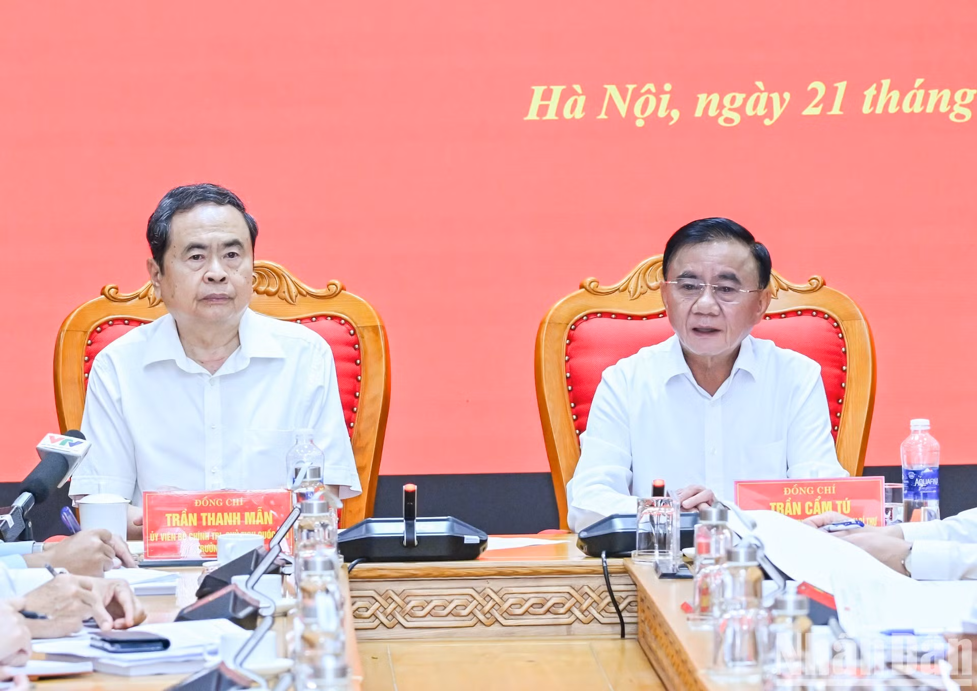 Tran Thanh Man, presidente de la Asamblea Nacional y jefe del equipo de inspección y supervisión n.º 220 del Buró Político del Comité Central del Partido, y Tran Cam Tu, integrante del Buró Político, miembro permanente del Secretariado del Comité Central del PCV y secretario del Comité del PCV en las agencias centrales del Partido.