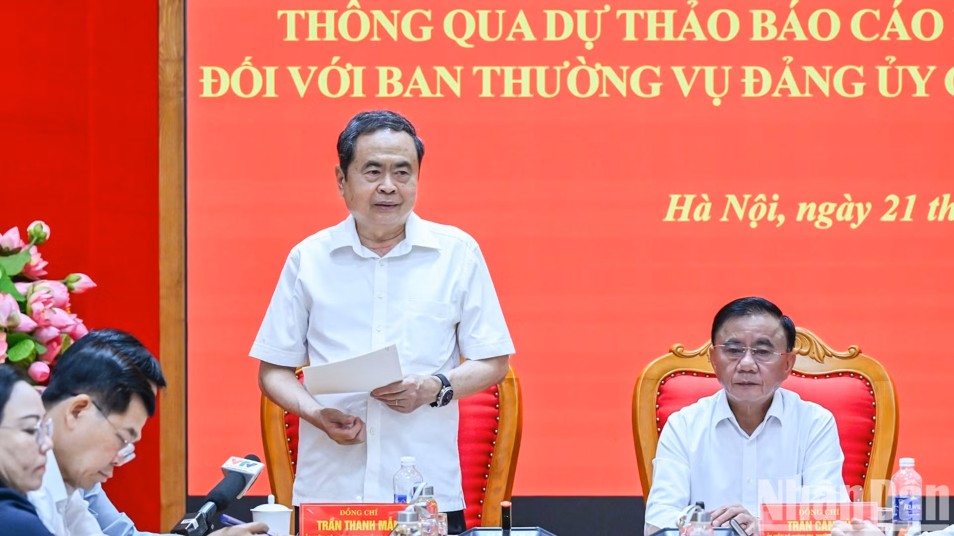 El presidente de la Asamblea Nacional de Vietnam, Tran Thanh Man, jefe del equipo de inspección y supervisión n.º 220 del Buró Político del Comité Central del Partido Comunista, inaugura la conferencia.