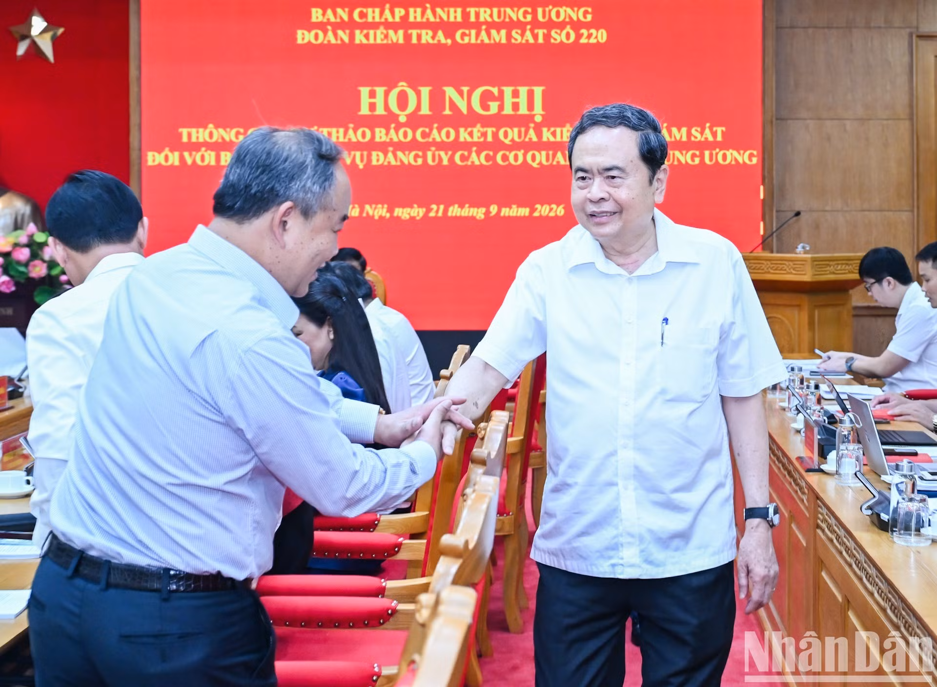 El presidente de la Asamblea Nacional de Vietnam, Tran Thanh Man, jefe del equipo de inspección y supervisión n.º 220 del Buró Político del Comité Central del Partido Comunista, llega a la cita.