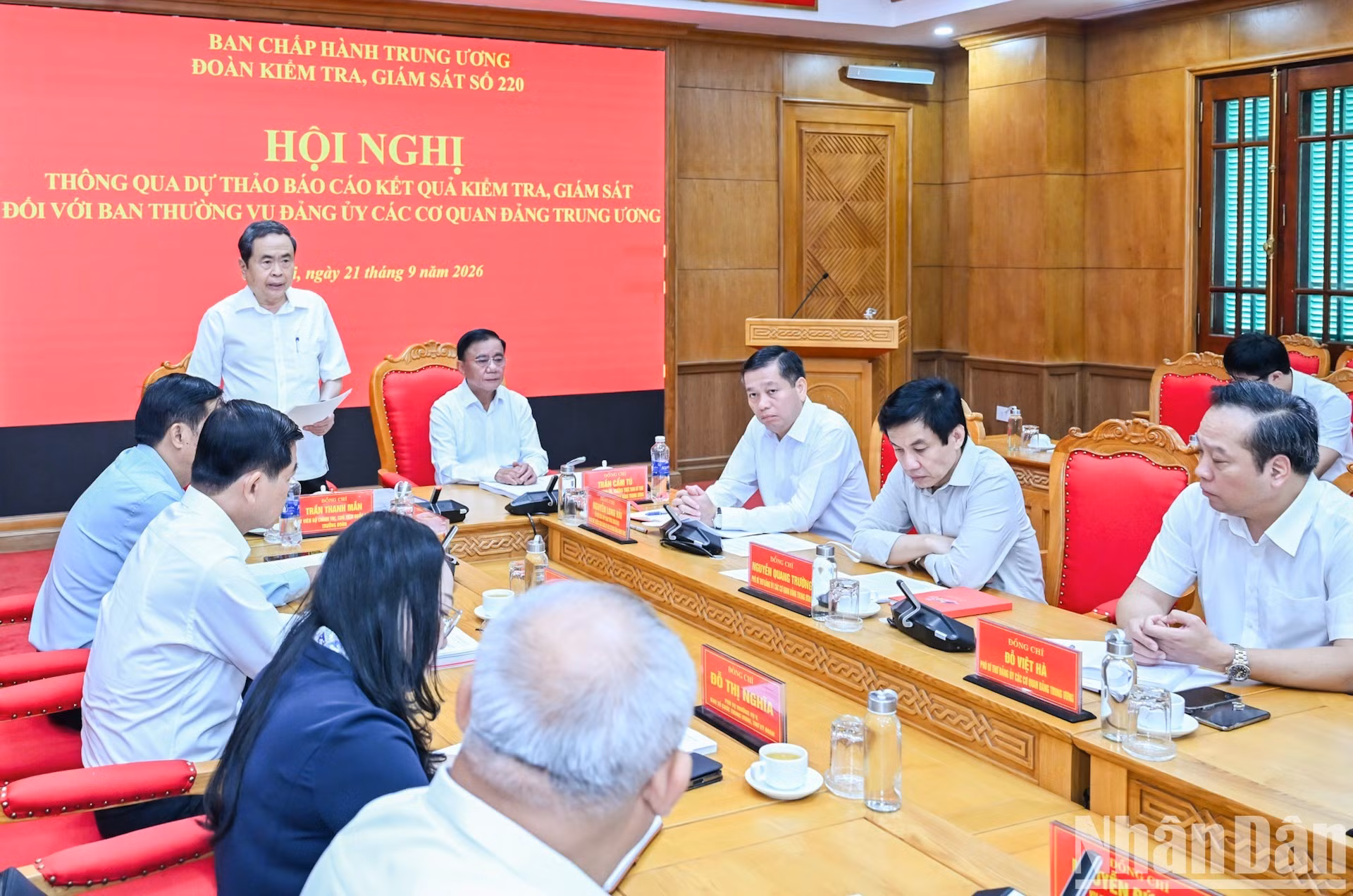 El presidente de la Asamblea Nacional, Tran Thanh Man, jefe del equipo de inspección y supervisión n.º 220 del Buró Político del Comité Central del Partido, da palabras inaugurales de la conferencia.