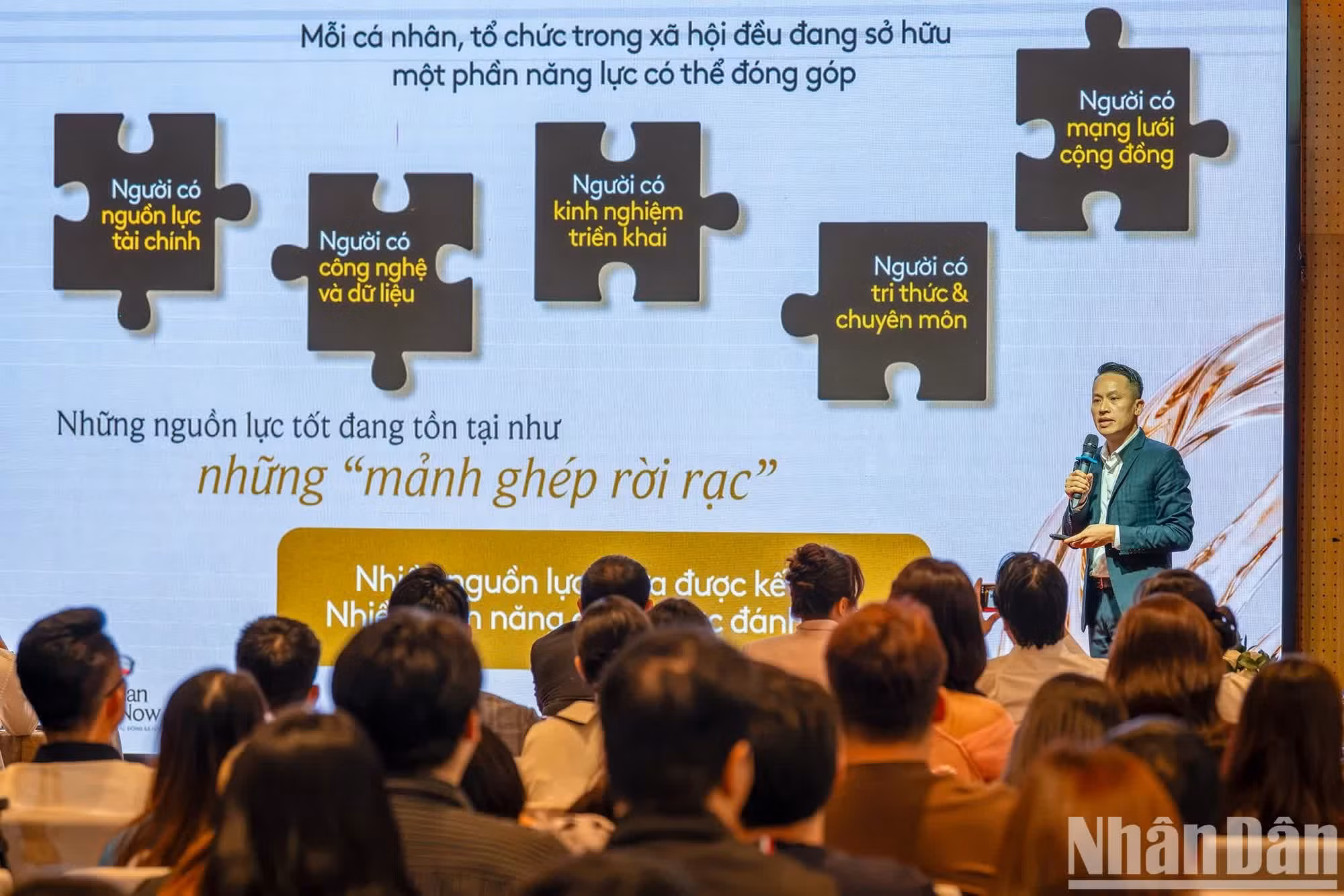 Bui Ngoc Hai, director del Proyecto “Premios para Acciones por la Comunidad” y del portal SohaNews (adscrito a la empresa VCCorp, coordinadora de los citados premios) presenta las orientaciones, los objetivos y las principales actividades del programa Human Act Now.