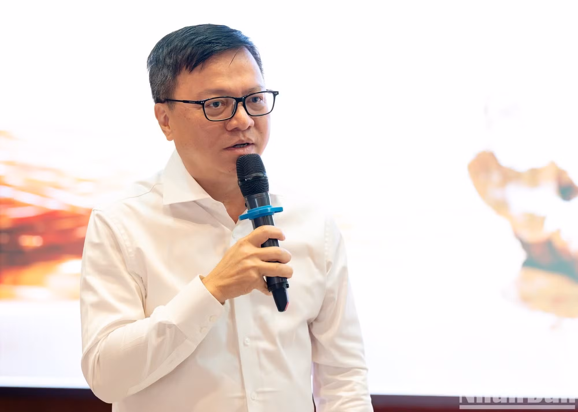 El presidente-editor de Nhan Dan, Le Quoc Minh, responde a preguntas de reporteros.