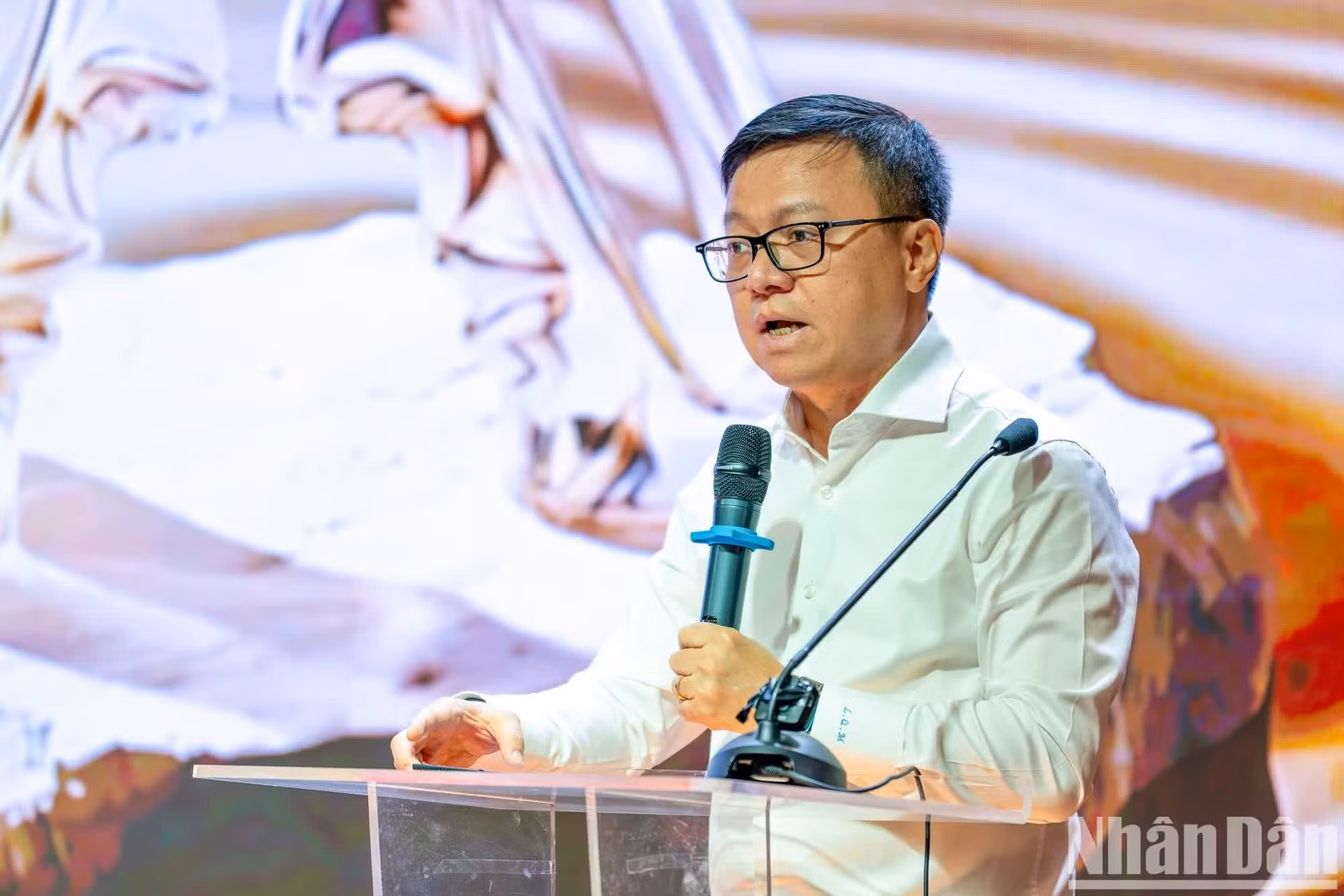 Le Quoc Minh, miembro del Comité Central del Partido Comunista de Vietnam (CCPCV), presidente-editor del periódico Nhan Dan, subjefe de la Comisión de Comunicación y Educación del CCPCV, presidente de la Asociación de Periodistas Vietnamitas y jefe del comité organizador del galardón en cuestión, pronuncia el discurso inaugural.