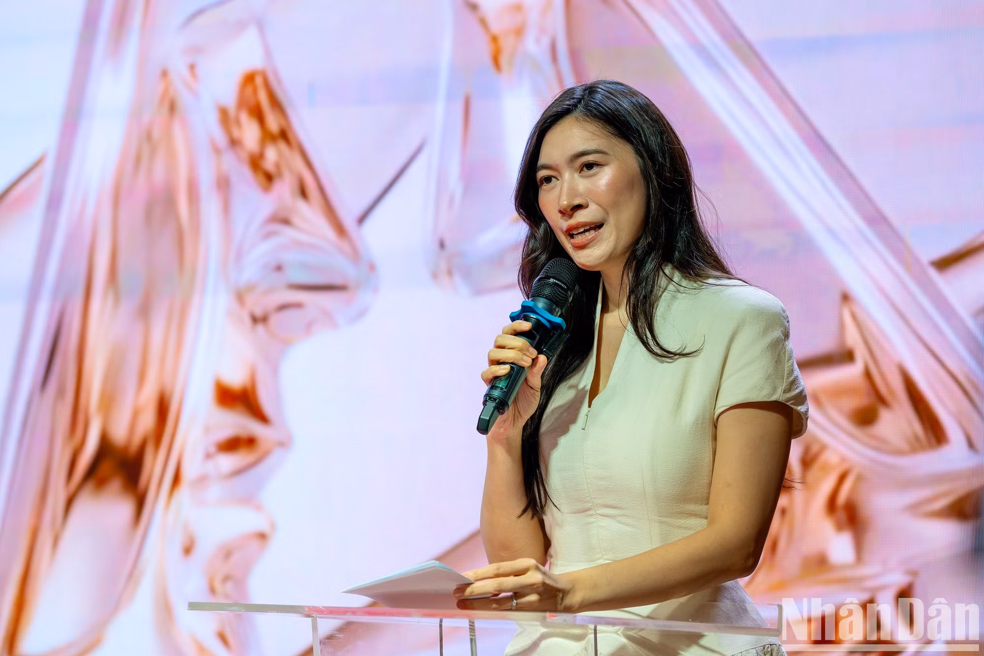 Nguyen Ngoc My, vicepresidenta del Consejo de Administración del grupo Alphanam, vicetitular de la Asociación de Empresarios Jóvenes de Vietnam (VII mandato) y titular del Club de Emprendedores de la Próxima Generación, en su intervención.