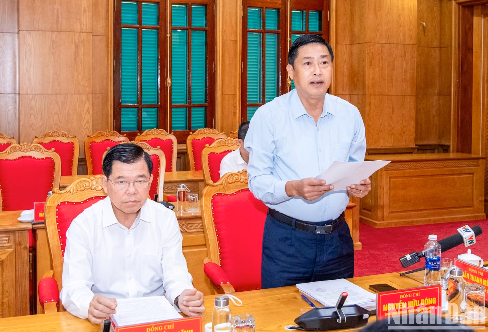 Nguyen Huu Dong, jefe de la Comisión de Asuntos de Diputados de la Asamblea Nacional y vicetitular del equipo de inspección y supervisión n.º 220 del Buró Político del Comité Central del Partido, presenta un informe.