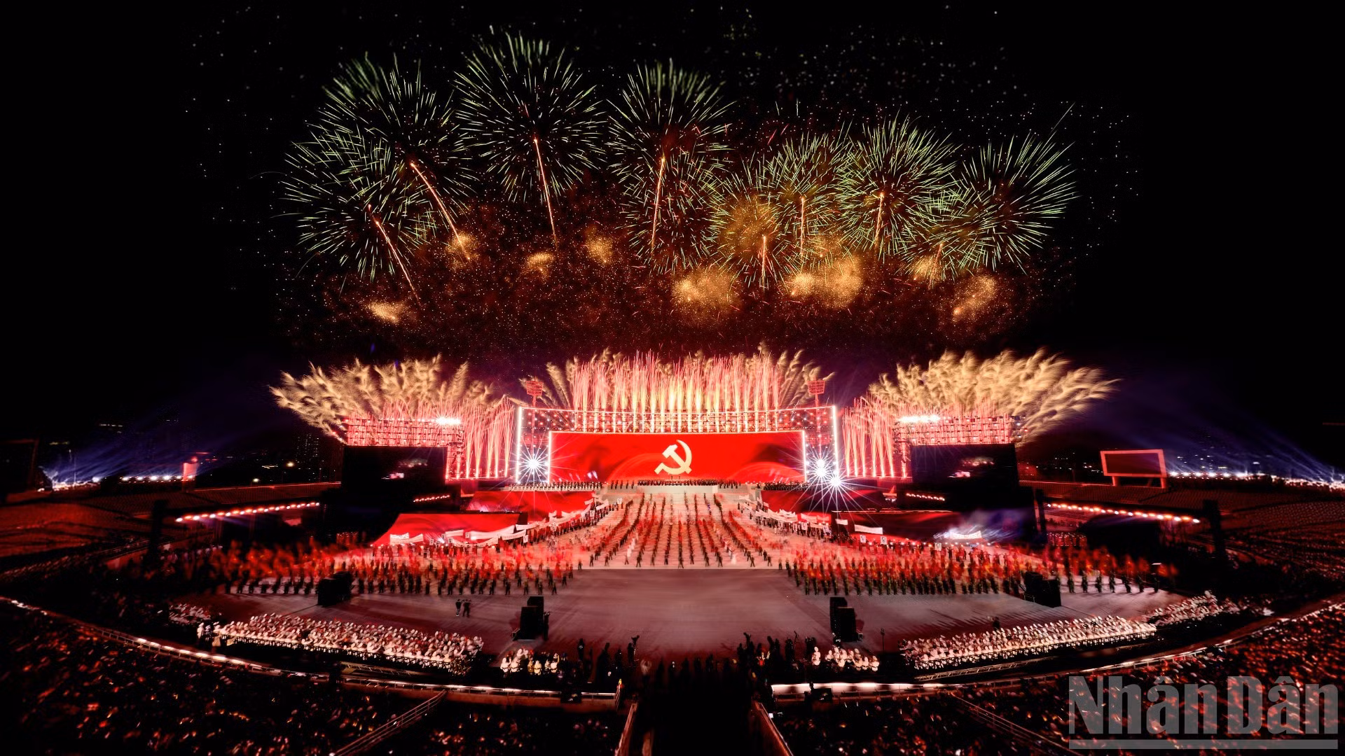 [Foto] Épicos fuegos artificiales iluminan el cielo de Hanói en saludo a la culminación del XIV Congreso Nacional del PCV