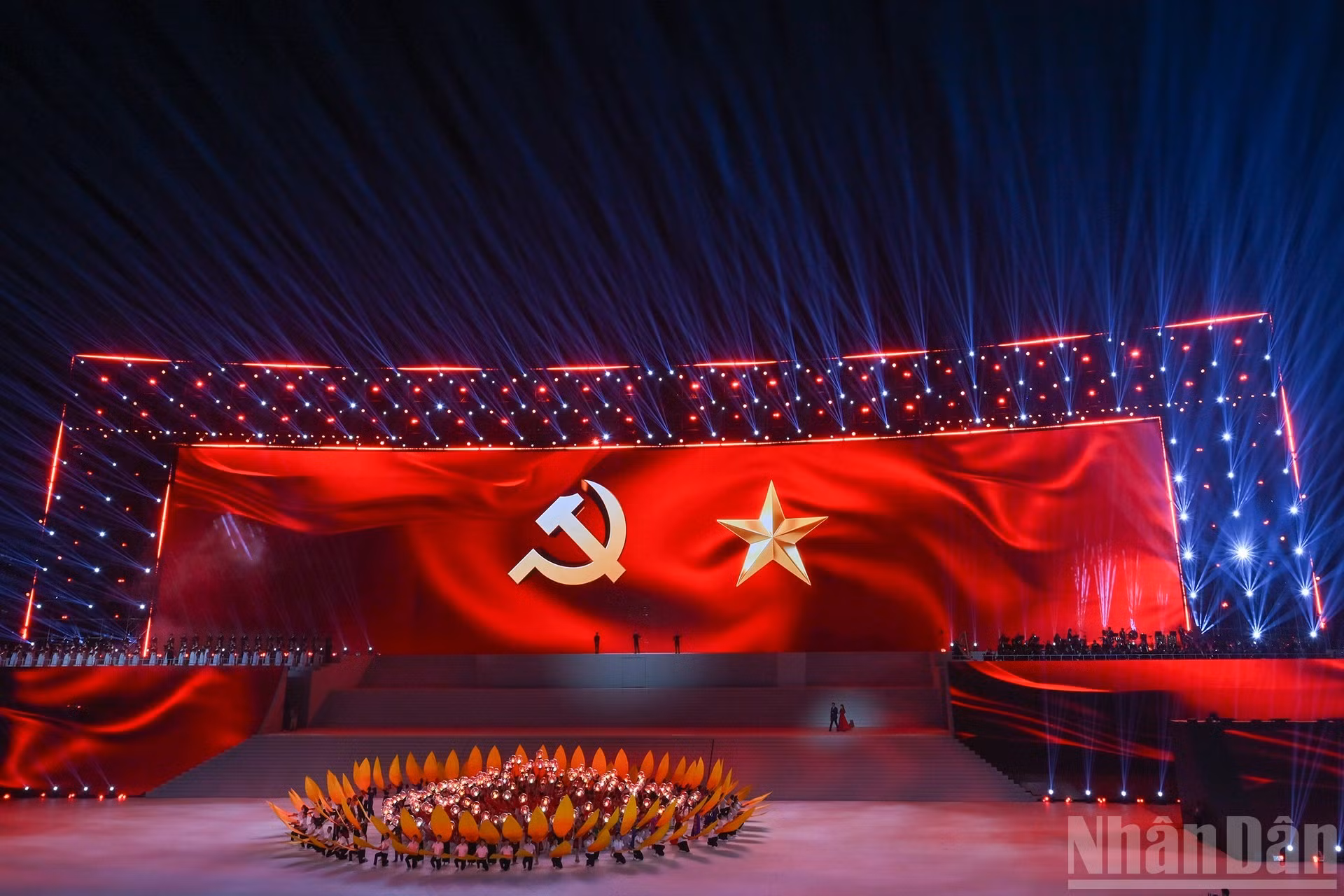 El último capítulo, “Bajo la gloriosa bandera del Partido”, transmite la fe en el glorioso futuro de la Patria y la unidad bajo la guía del Partido hacia el cumplimiento de la Resolución del XIV Congreso Nacional.
