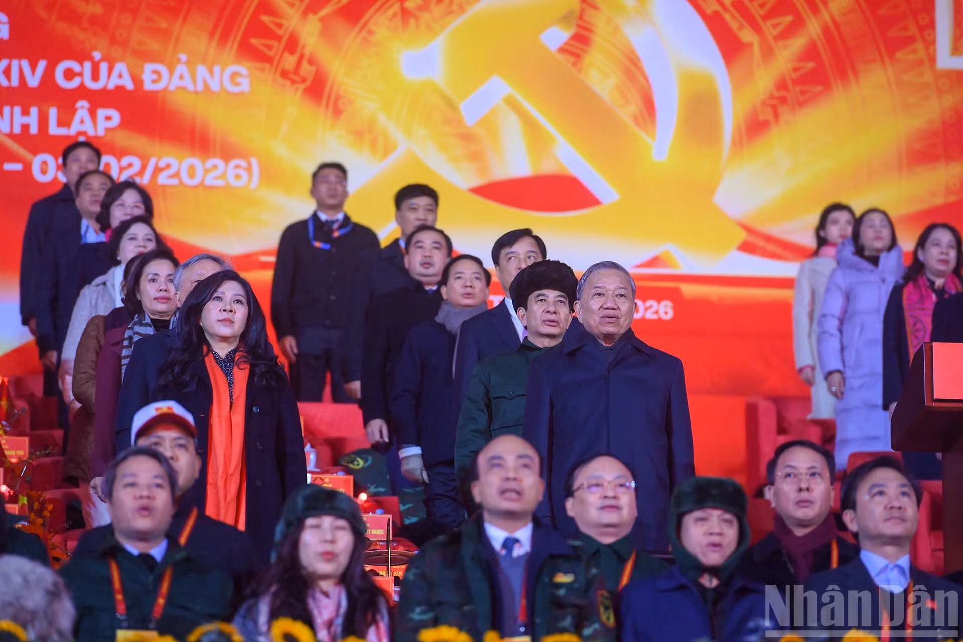 El secretario general del Partido Comunista de Vietnam, To Lam, y delegados a la cita realizan el acto de saludo a la bandera.