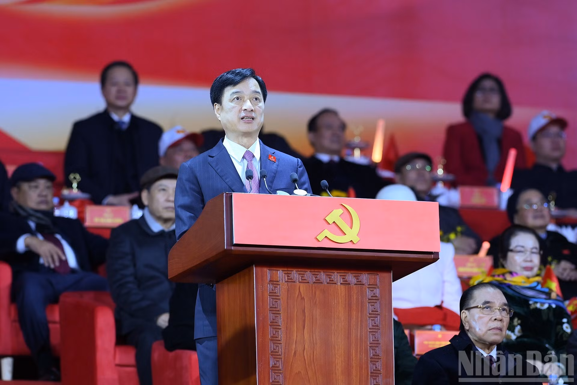 El secretario del Comité del Partido en Hanói, Nguyen Duy Ngoc, da palabras.