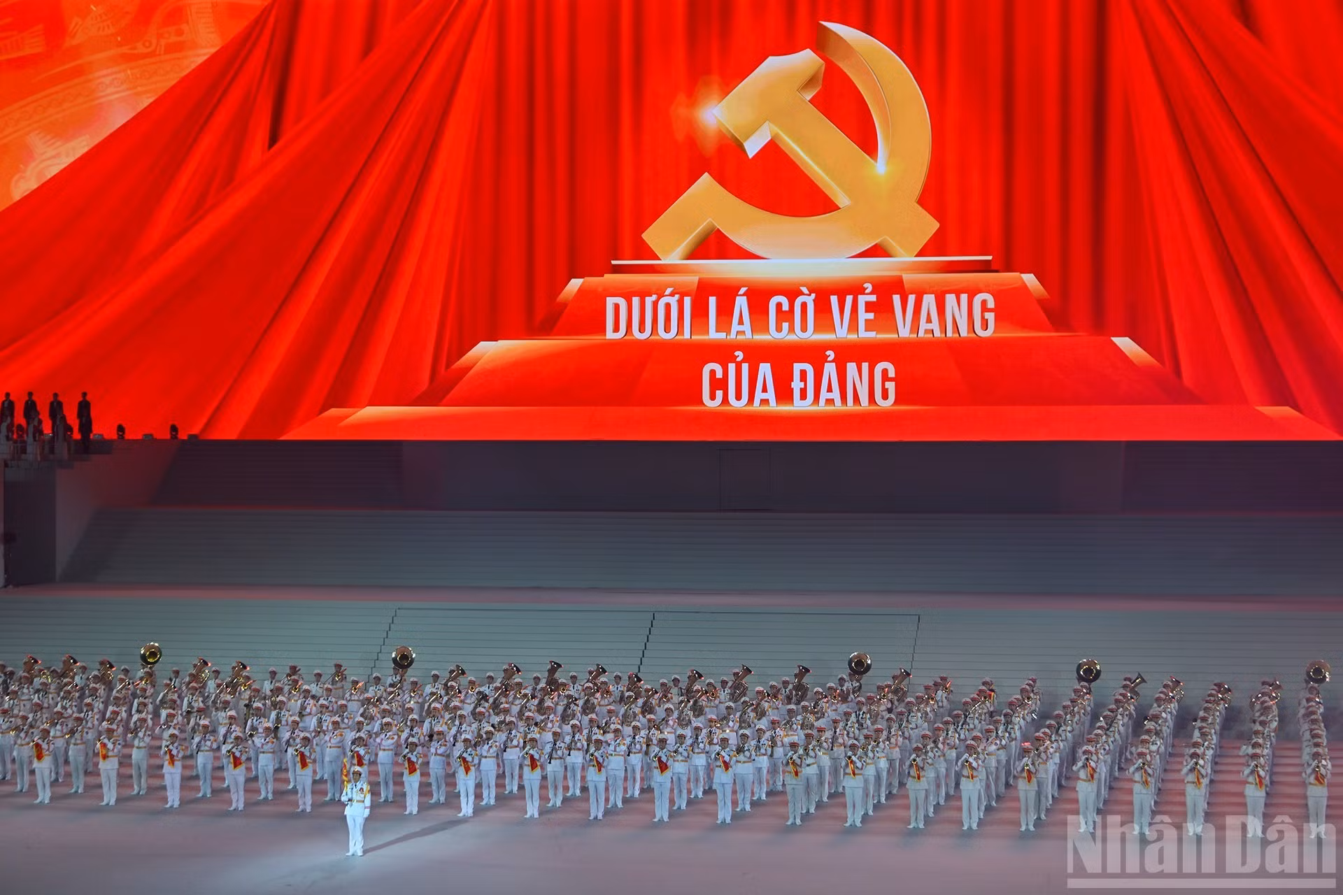 El tema “Bajo la gloriosa bandera del Partido” pone de relieve una verdad histórica: los milagros de la Revolución vietnamita se originan de las visiones acertadas y el sabio liderazgo del Partido Comunista de Vietnam.