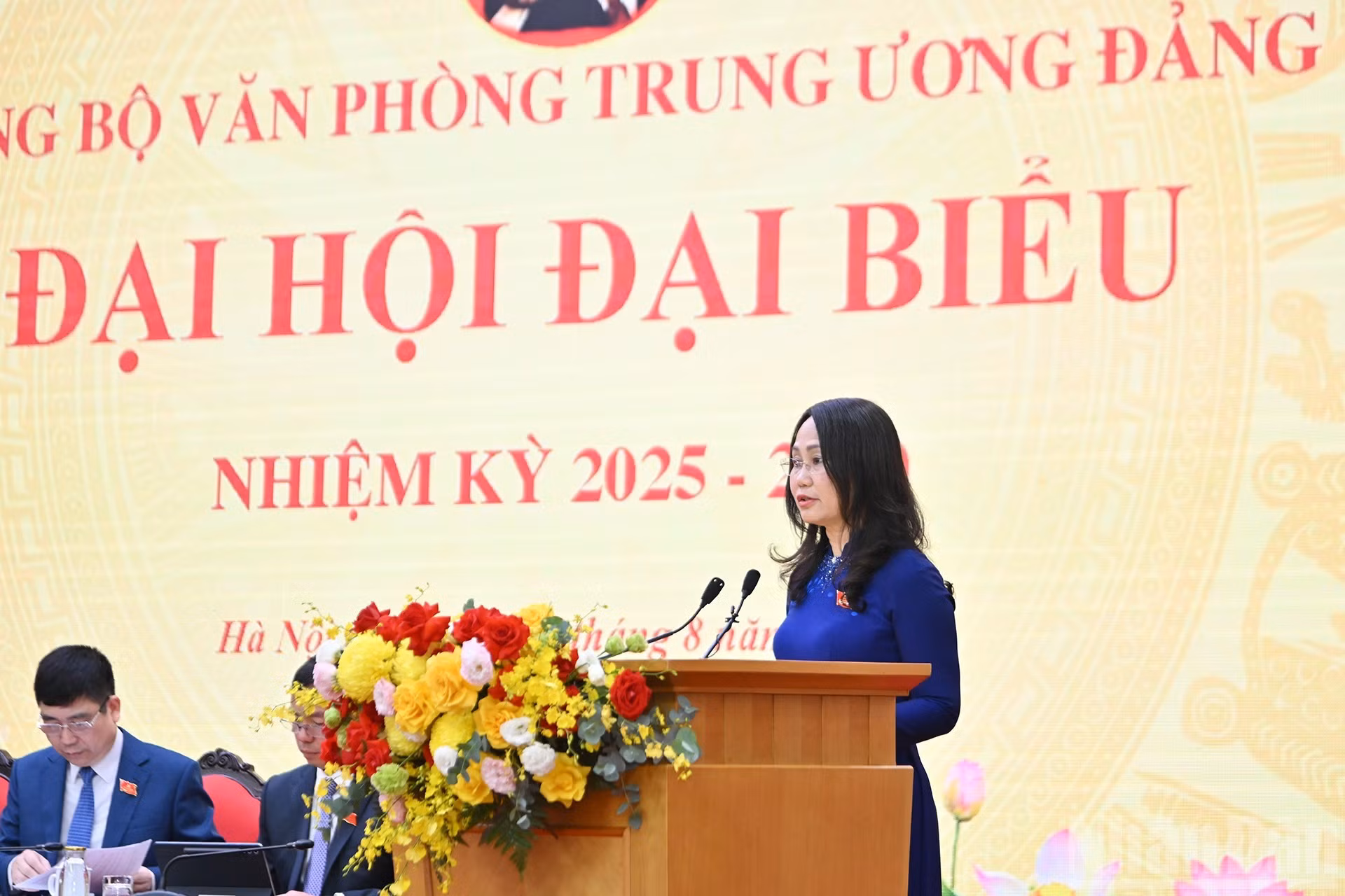 Lam Thi Phuong Thanh, miembro del Comité Central del PCV, miembro permanente del Comité del PCV en las agencias partidistas centrales, secretaria del Comité del PCV en la Oficina del Comité Central del Partido y jefa adjunta permanente de esa oficina, pronuncia el discurso de apertura.