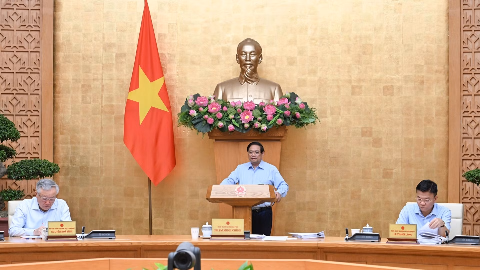 [Foto] Premier vietnamita preside reunión ordinaria del Gobierno correspondiente al mes de julio