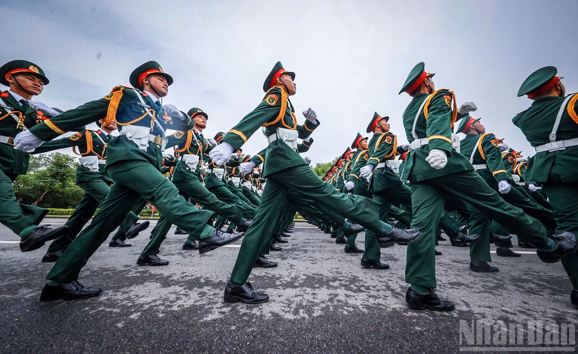 Cada paso y ademán se ejecutan con decisión y uniformidad, como reflejo de los incansables esfuerzos de los soldados por la gran fiesta de la nación.