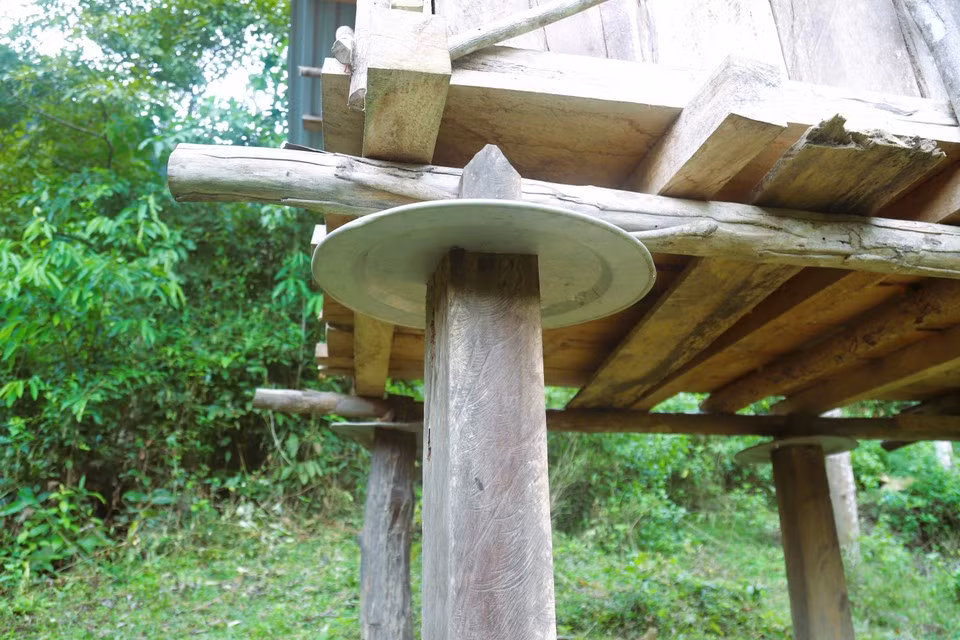 En la base de los pilares del granero se colocan firmemente bandejas o recipientes para evitar que el agua de lluvia penetre en la madera y, al mismo tiempo, crear barreras que impidan el acceso de insectos o pequeños animales al interior del granero.