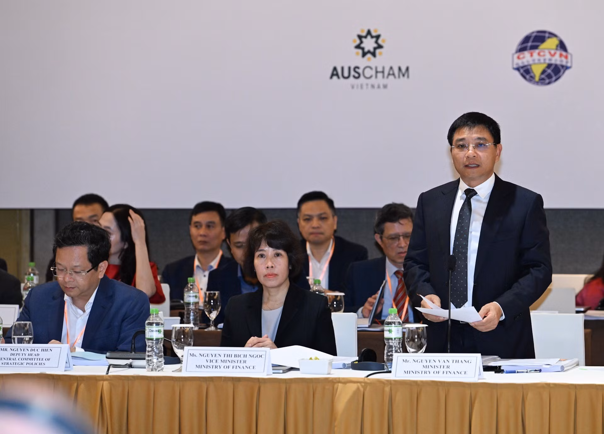 El ministro de Finanzas, Nguyen Van Thang, pronuncia el discurso inaugural del evento.