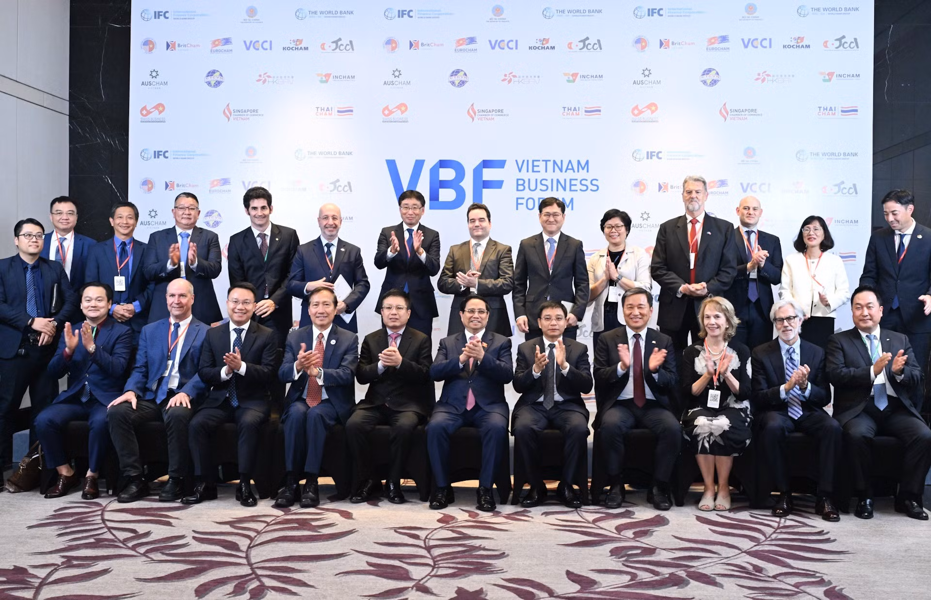 El jefe de Gobierno posa junto con los demás invitados al simposio.