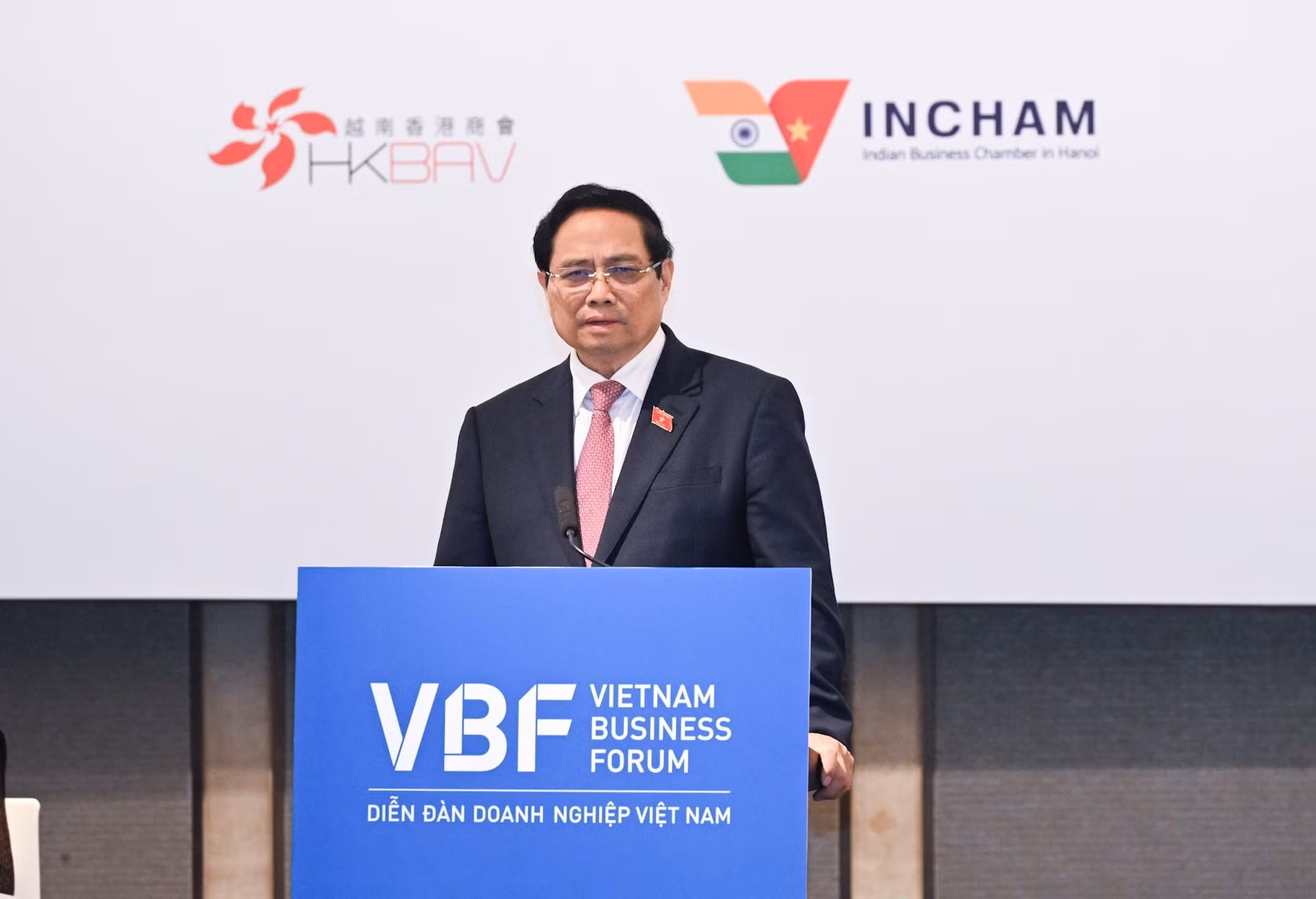 El primer ministro Pham Minh Chinh pronuncia un discurso.