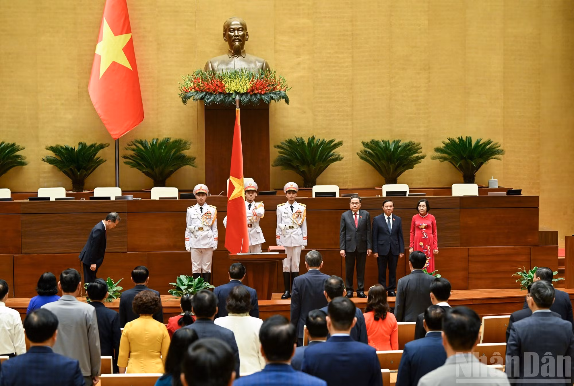 El presidente electo del Tribunal Popular Supremo, Nguyen Van Quang, realiza el protocolo.