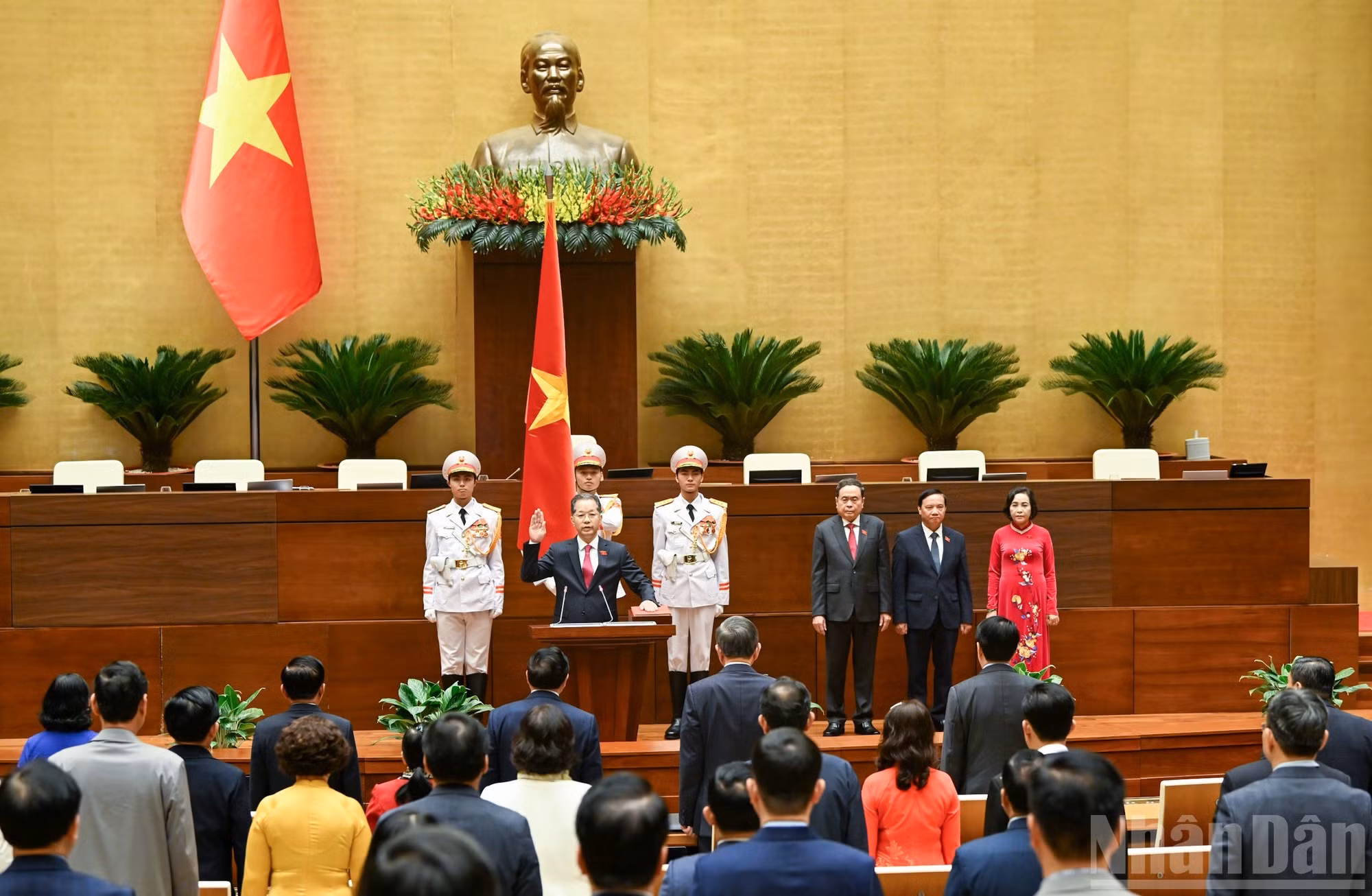 El presidente electo del Tribunal Popular Supremo, Nguyen Van Quang, jura su cargo.