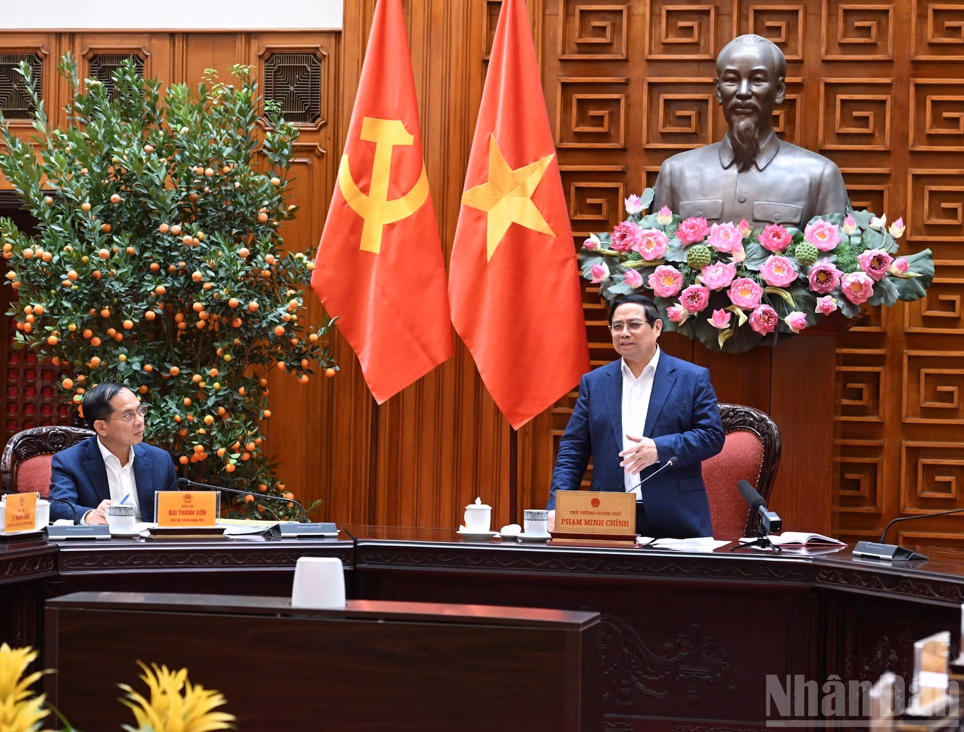 El primer ministro de Vietnam, Pham Minh Chinh, preside la reunión.