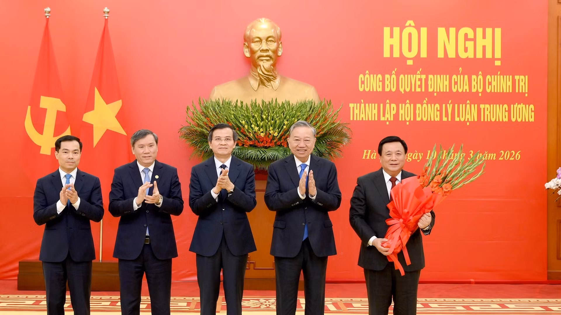 El secretario general del Partido Comunista de Vietnam, To Lam (segundo desde la derecha), en el acto.