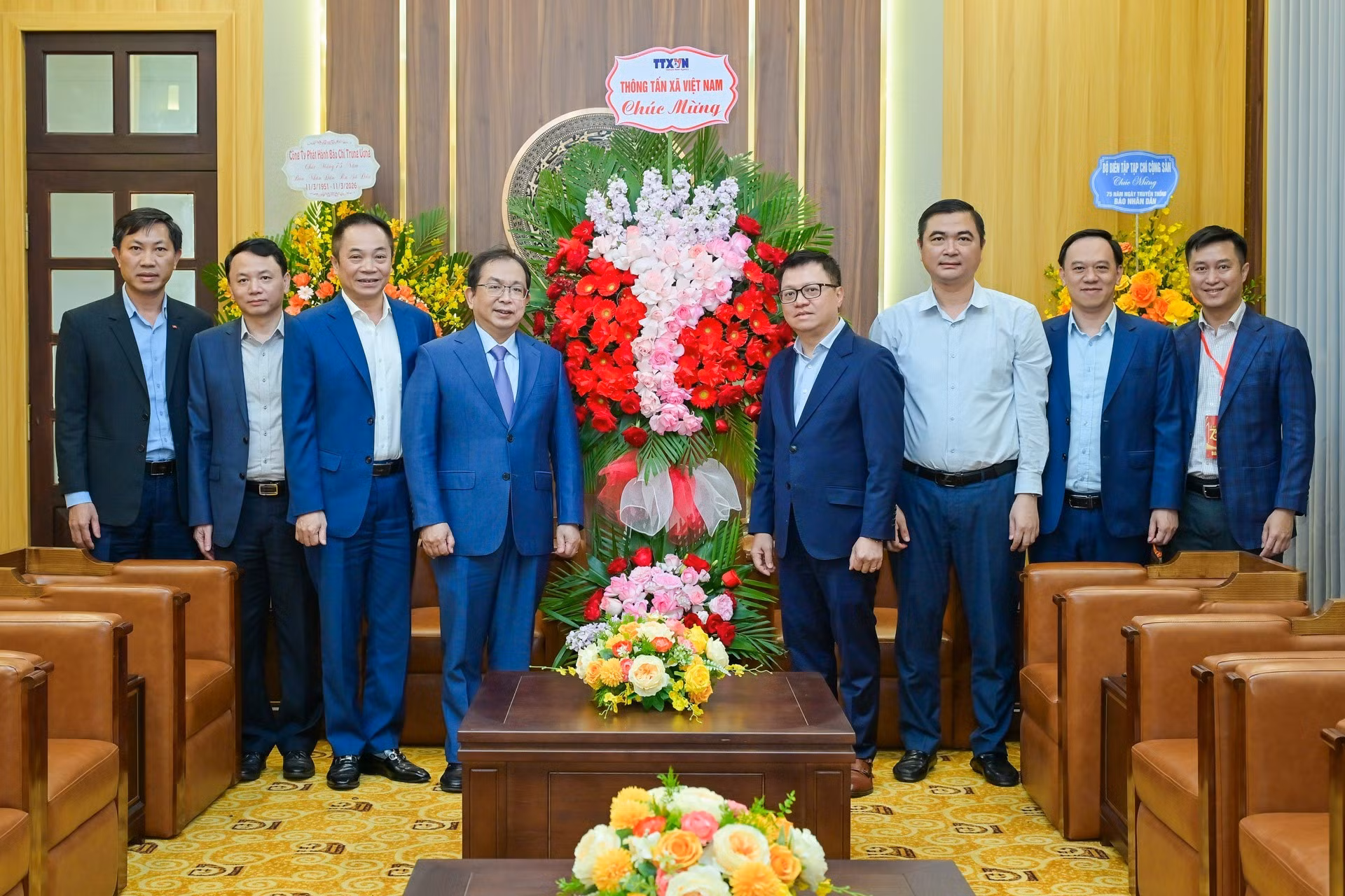 Le Quoc Minh, miembro del Comité Central del PCV, presidente-editor de Nhan Dan, subjefe de la Comisión de Propaganda y Movilización de Masas del Comité Central del PCV y titular de la Asociación de Periodistas del país, recibe hoy a una delegación de la VNA encabezada por Nguyen Tuan Hung, vicedirector general de esa agencia.