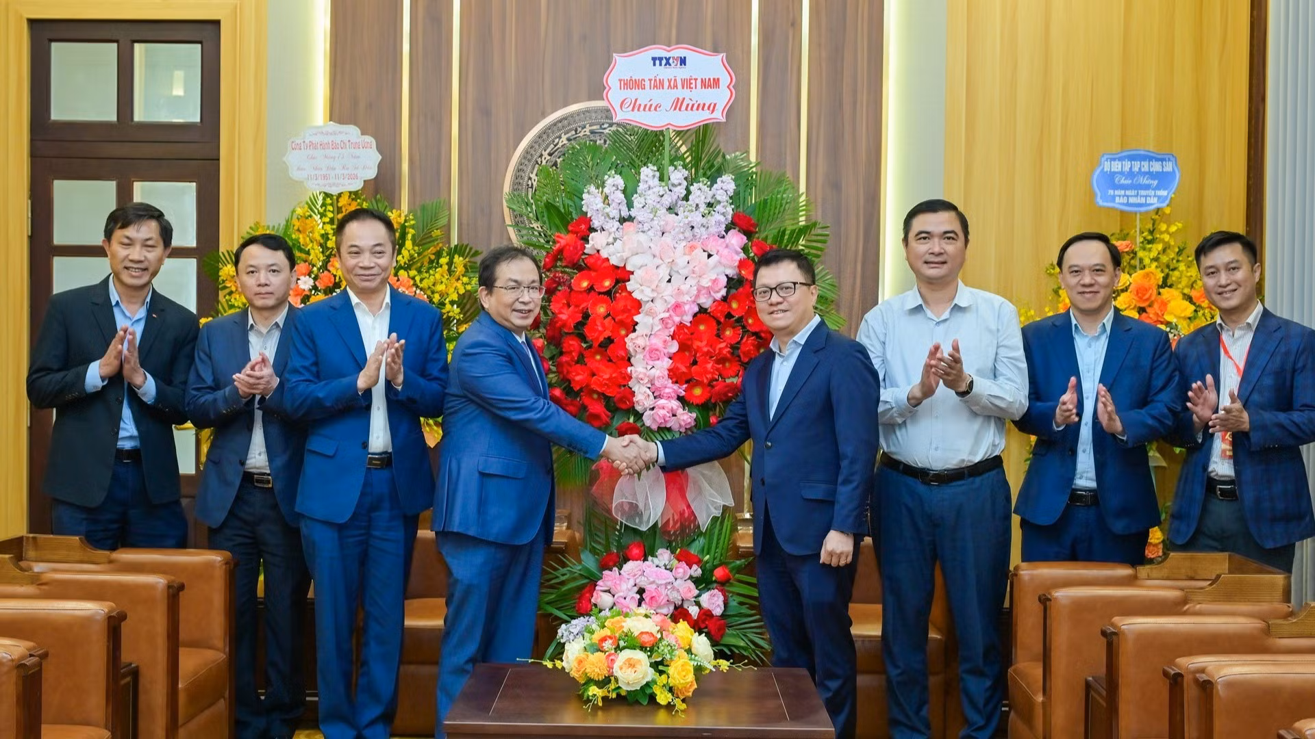 El presidente-editor del periódico Nhan Dan (Pueblo), Le Quoc Minh, recibe a una delegación de la Agencia Vietnamita de Noticias.