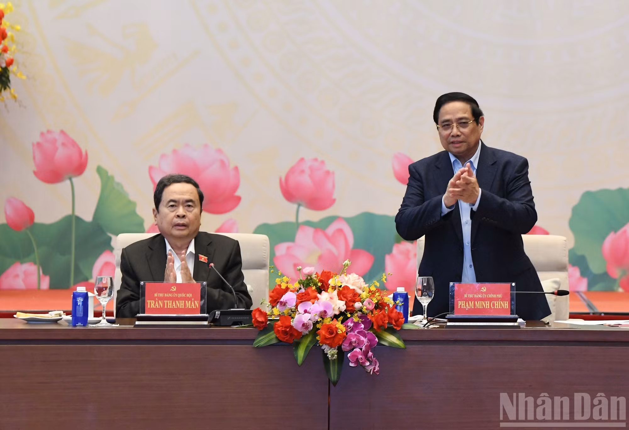El secretario del Comité del Partido Comunista de Vietnam en el Gobierno y primer ministro, Pham Minh Chinh (de pie), y el secretario del Comité del Partido en la Asamblea Nacional y presidente de esta entidad, Tran Thanh Man, conducen la conferencia.