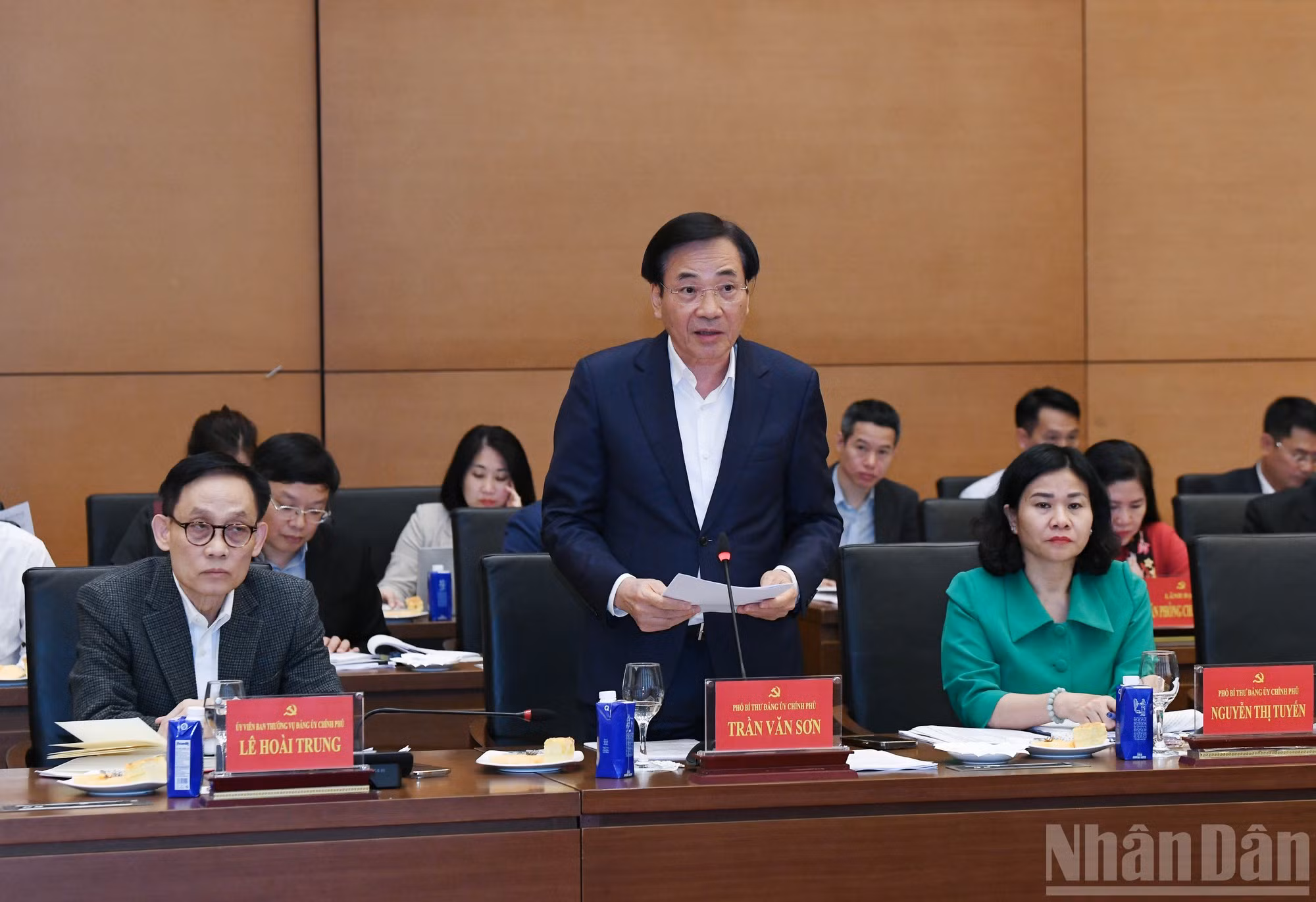 El ministro-jefe de la Oficina Gubernamental, Tran Van Son, presenta un informe.