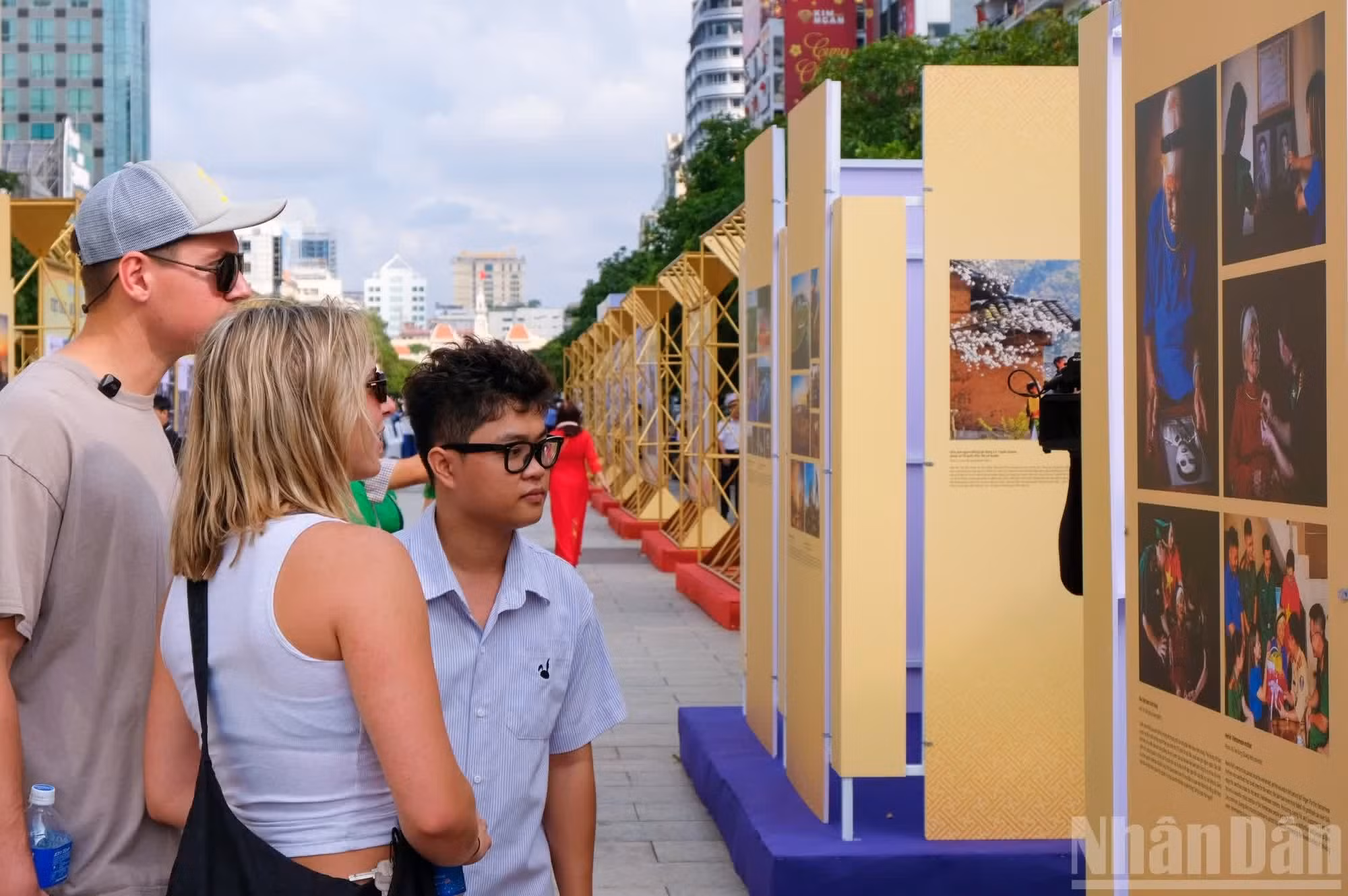 Instalada en la calle peatonal de Nguyen Hue, una de las zonas más bulliciosas de la metrópoli vietnamita, la galería está muy al alcance de los turistas foráneos.