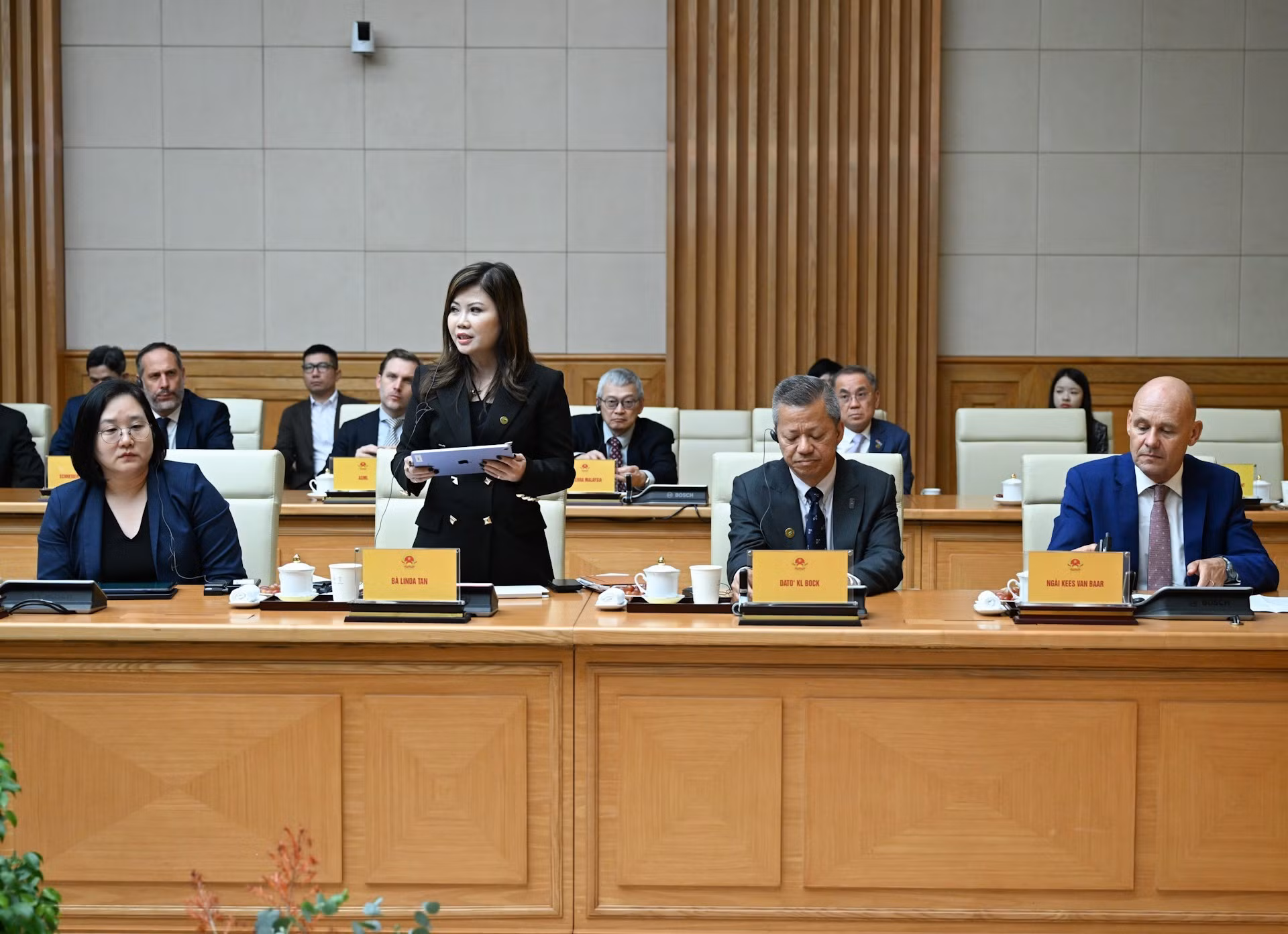La vicepresidenta de SEMI para el Sudeste Asiático, Linda Tan, tiene la palabra.