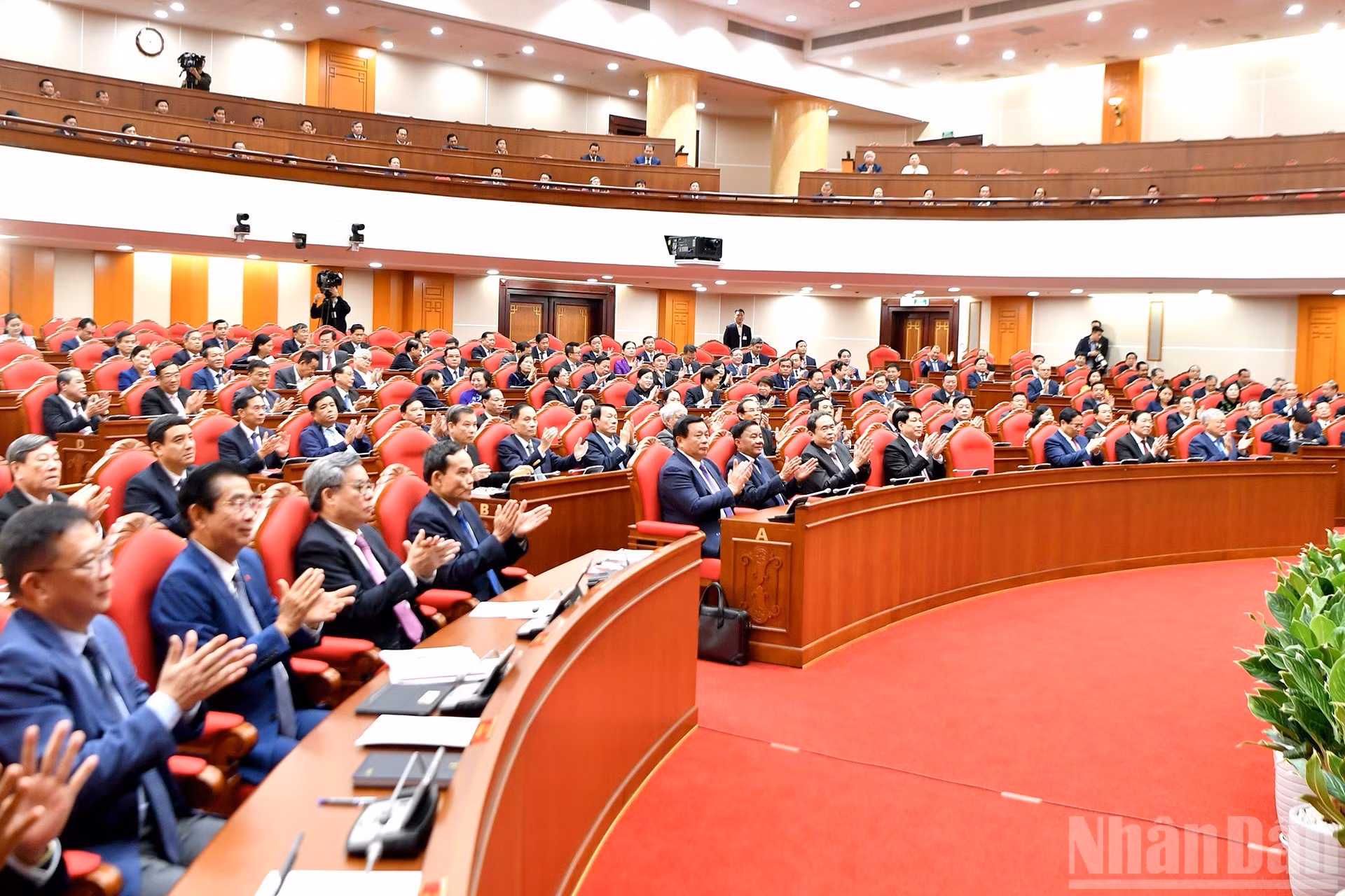 Dirigentes del Partido y del Estado, junto con delegados a la cita.