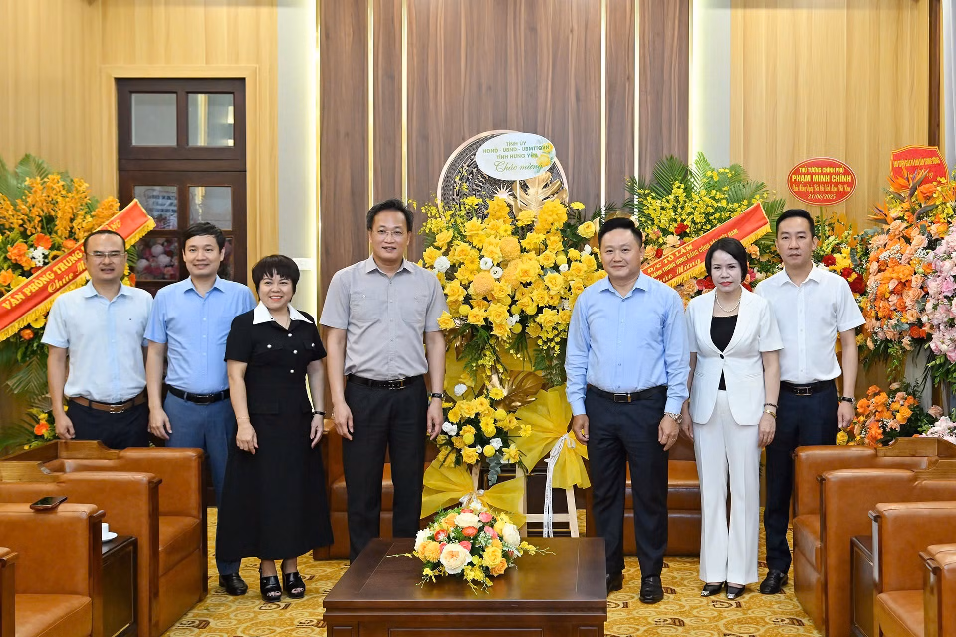 La delegación de la provincia de Hung Yen estuvo encabezada por el secretario del Comité local del Partido, Nguyen Huu Nghia.